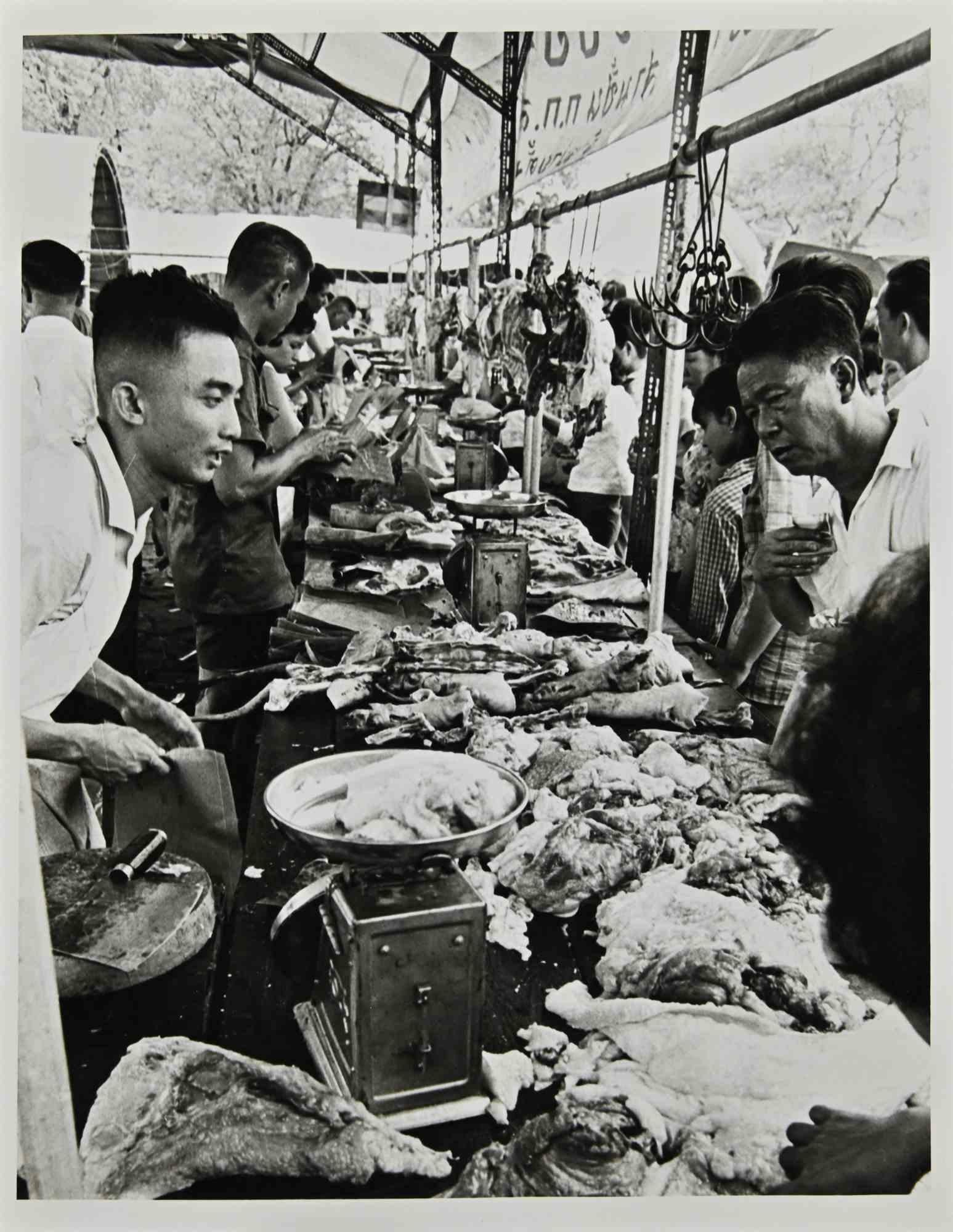 Bangkok Market - Photo Reportage est une photo Vintage en noir et blanc réalisée dans les années 1960 par Folco Quilici.

Bonnes conditions.

Tampon au dos.