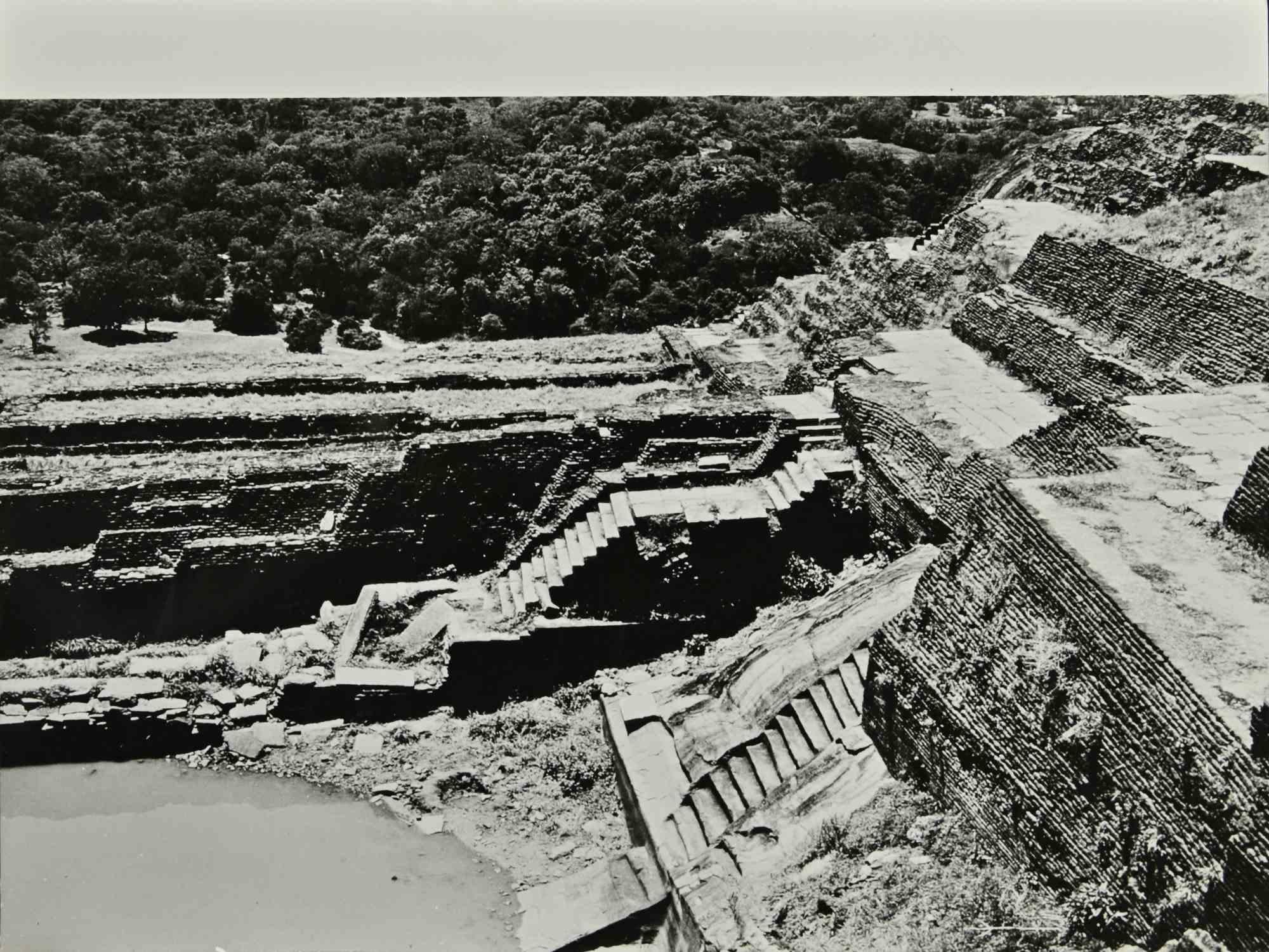 Steps- Ceylon Photo Reportage is a Vintage b/w Photo realized in the 1960s by Folco Quilici.

Good conditions.

Stamped on the rear.