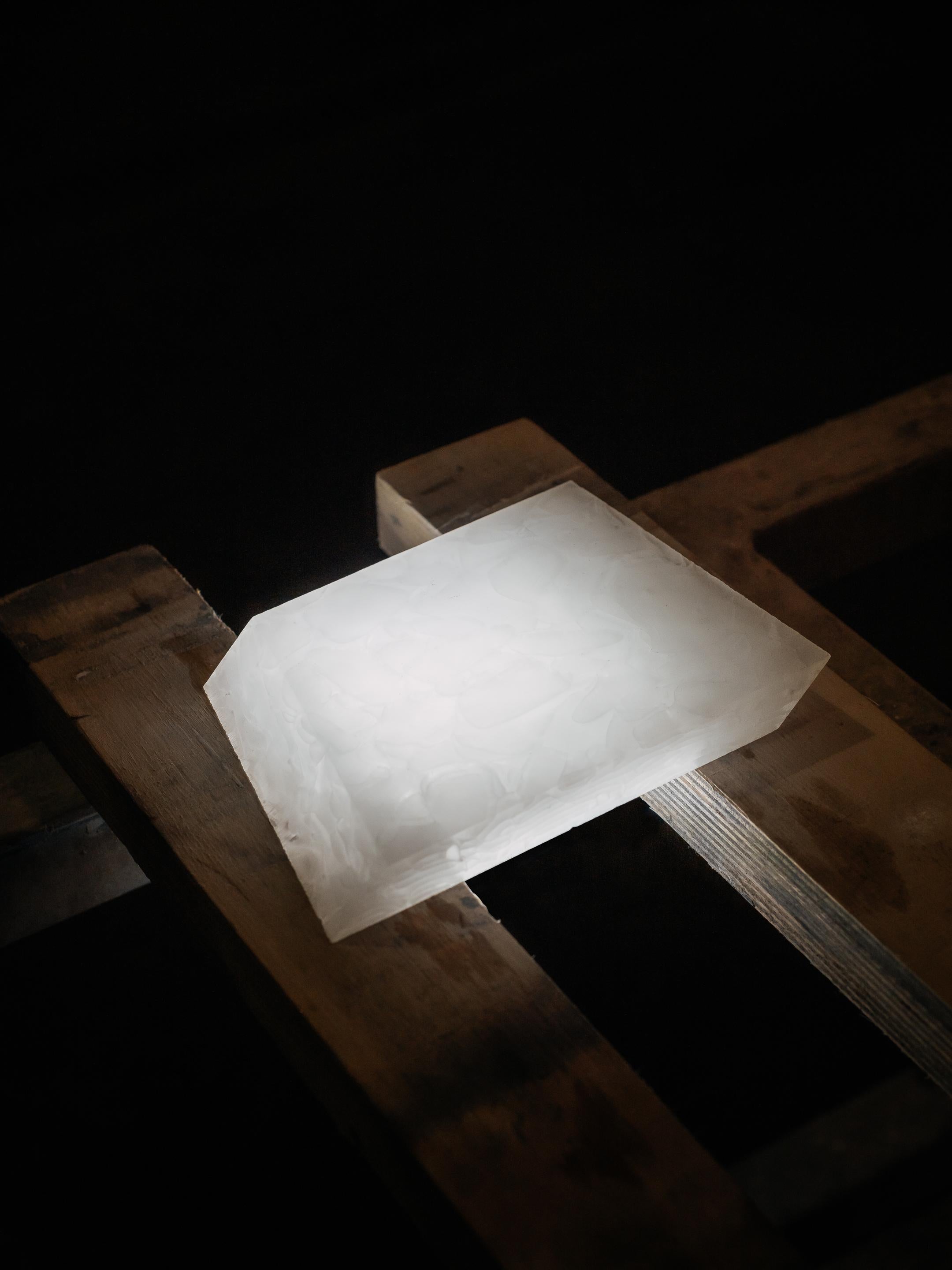 Fold- Moderne Tischlampe aus recyceltem Glas aus dem 21. Jahrhundert in seidenweiß im Angebot 2