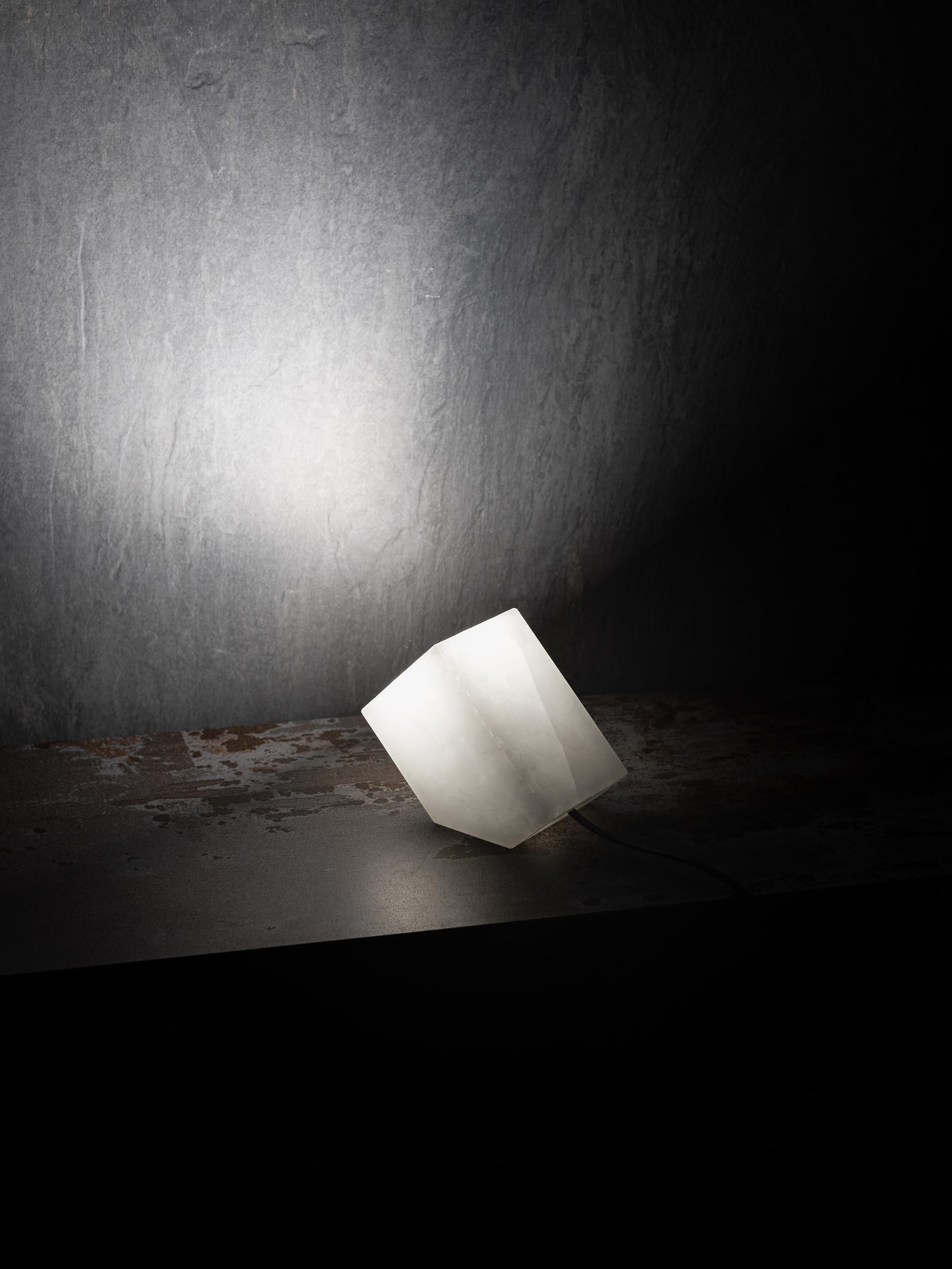 Fold- Moderne Tischlampe aus recyceltem Glas aus dem 21. Jahrhundert in seidenweiß im Angebot 1