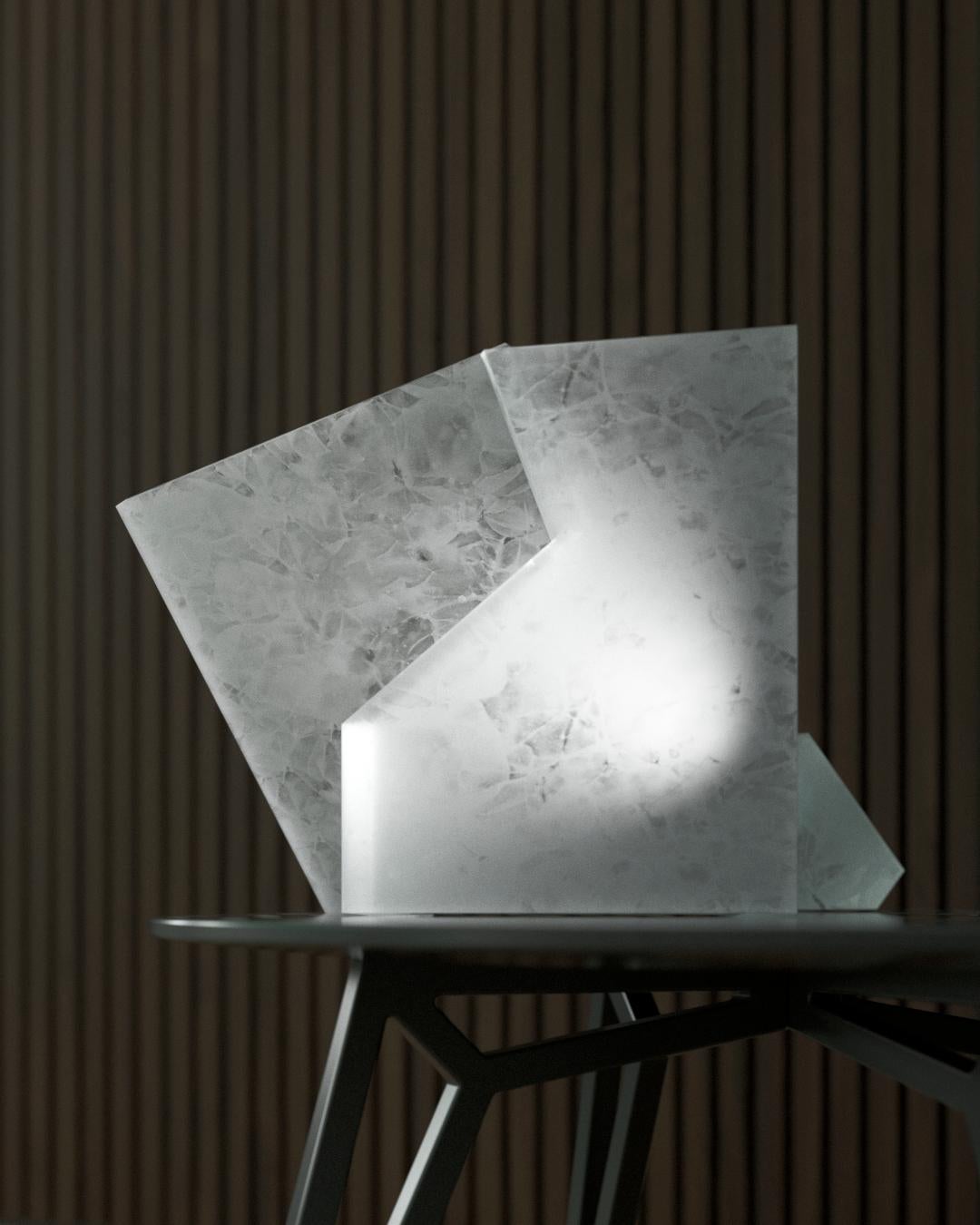 Fold- 21st century modern recycled glass table lamp in silky white

The fold is the lamp that exploits the plasticity of a radically different material. A dialogue of reflections and refractions, maximized by the nature of recycled glass. Its