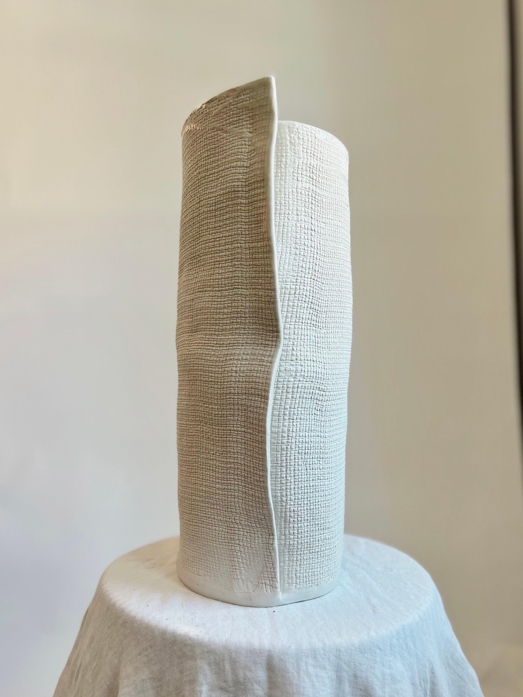 Our new Burlap Fold Series is a collection of minimalist cylinders resembling a slightly unfurled roll of cloth.

Burlap Fold’s simplicity lends itself to be piece that can be displayed on its own or as the container for arrangements.

Mixes