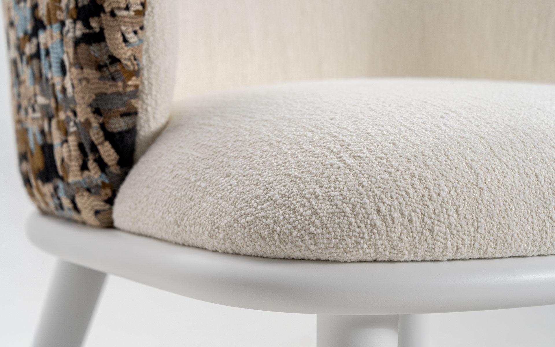 XXIe siècle et contemporain Chaise Foldes de LAGU recouverte d'un tissu à motifs Kenzo en vente