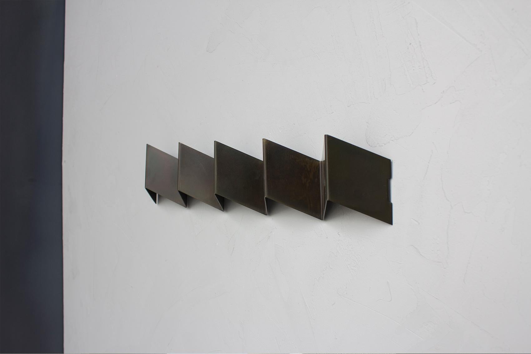 Fold Garderobenständer, schillernder schwarzer Zink, geometrischer Metall-Wandhook (Moderne)