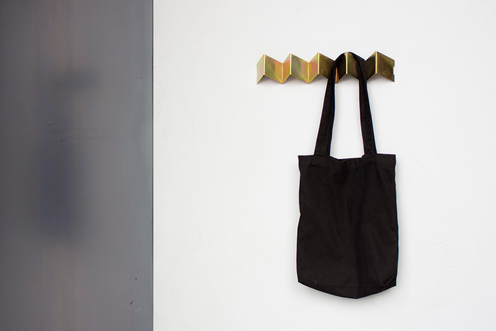 Fold Garderobenständer, schillernder schwarzer Zink, geometrischer Metall-Wandhook (21. Jahrhundert und zeitgenössisch)
