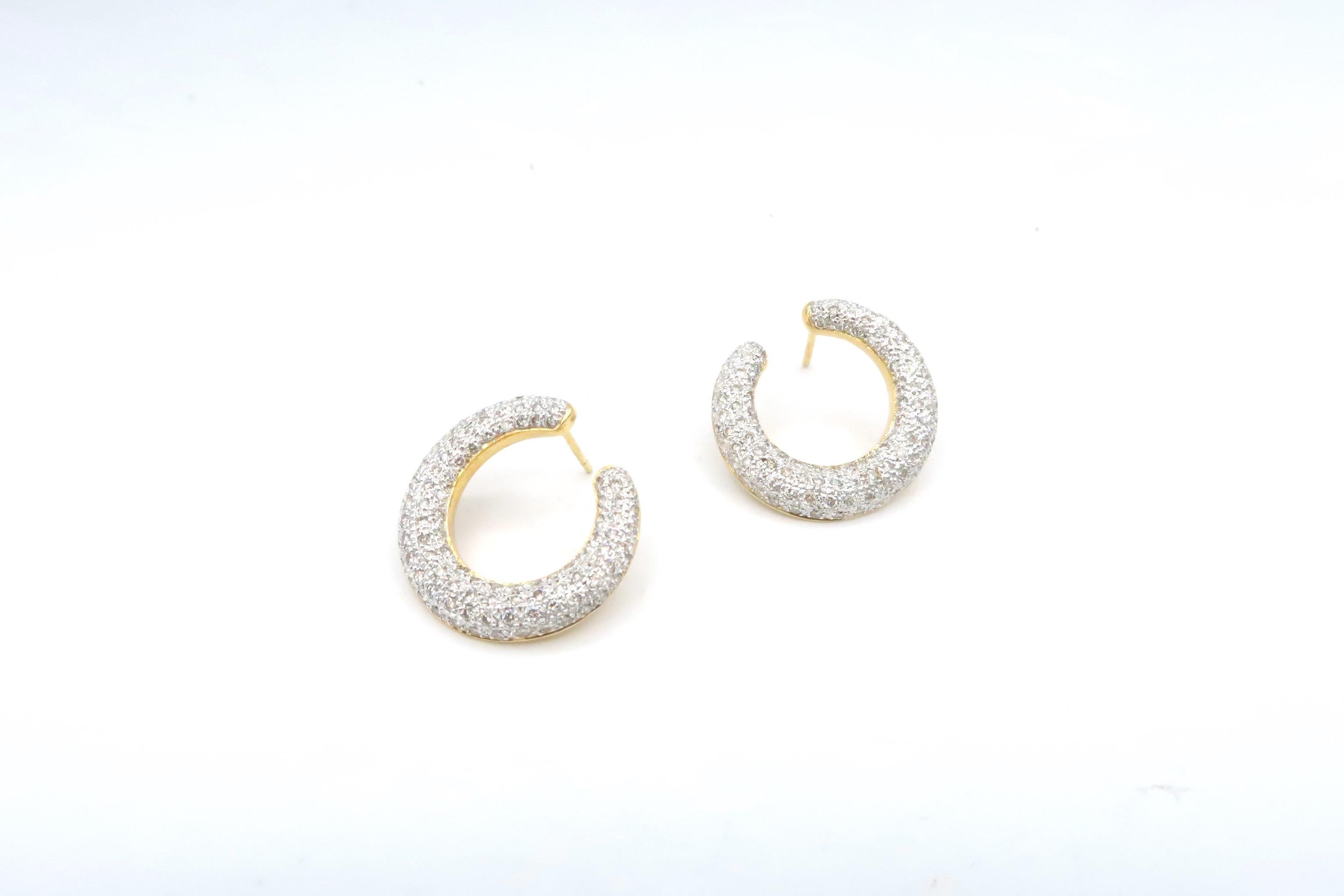 Brilliant Cut Fold Diamond Gold Ring and Circle Diamond Gold Earrings For Sale