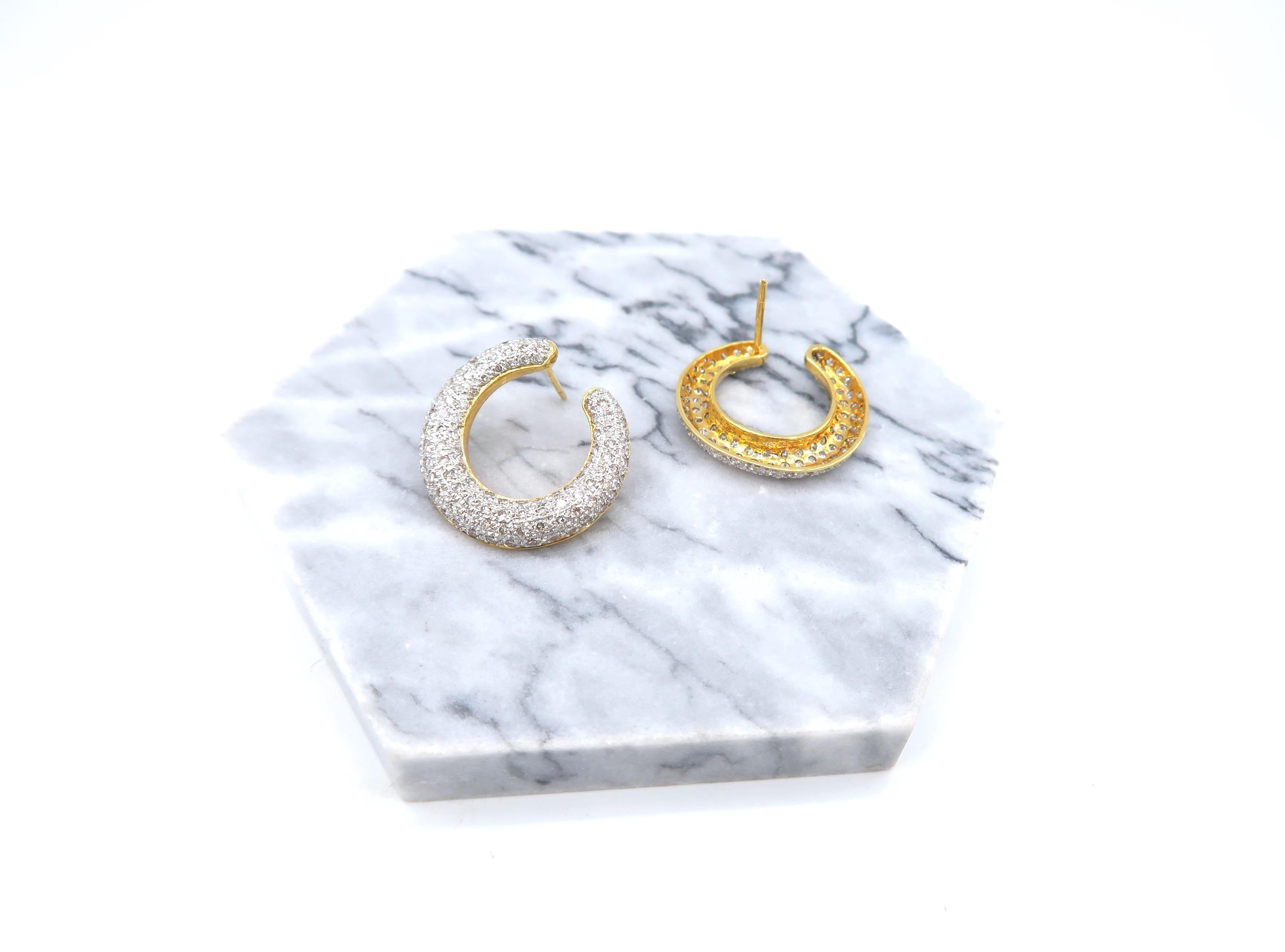 Fold Diamond Gold Ring and Circle Diamond Gold Earrings In New Condition For Sale In Bangkok, TH
