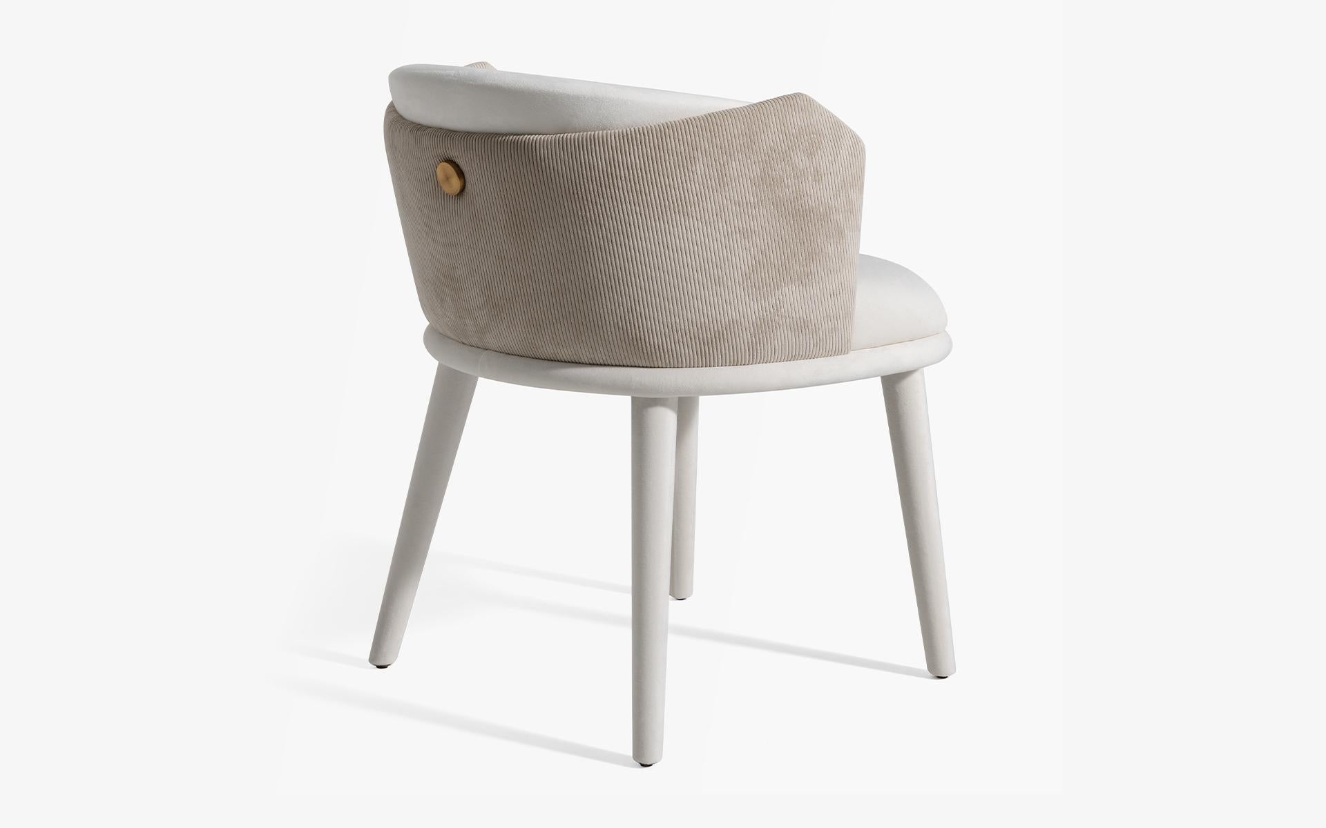 Con le sue linee raffinate e la sua forma compatta, la sedia Fold riflette l'eleganza minimalista della serie Fold. Progettato per adattarsi agli interni contemporanei, offre un equilibrio unico di comfort e stile, ideale per case, uffici o spazi di