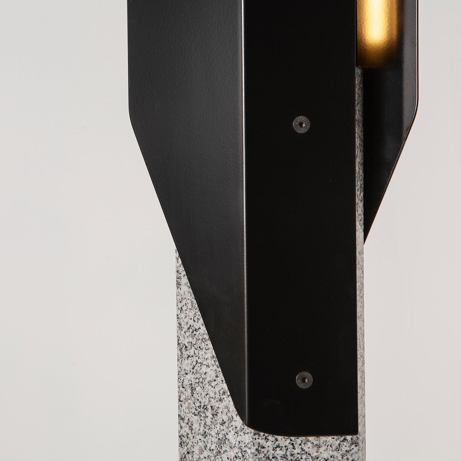 Moderne Lampadaire plié moderne sculptural avec réflecteurs noirs en pierre de granit et LED