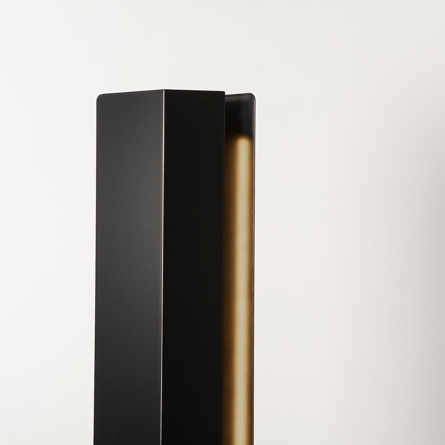 Australien Lampadaire plié moderne sculptural avec réflecteurs noirs en pierre de granit et LED