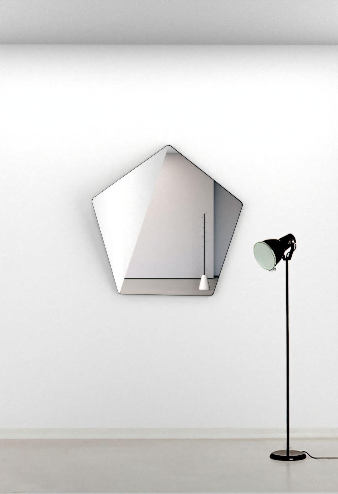 Miroir multifacettes avec différents plans inclinés.
Les réflexions spatiales se produisent simultanément sous différents angles