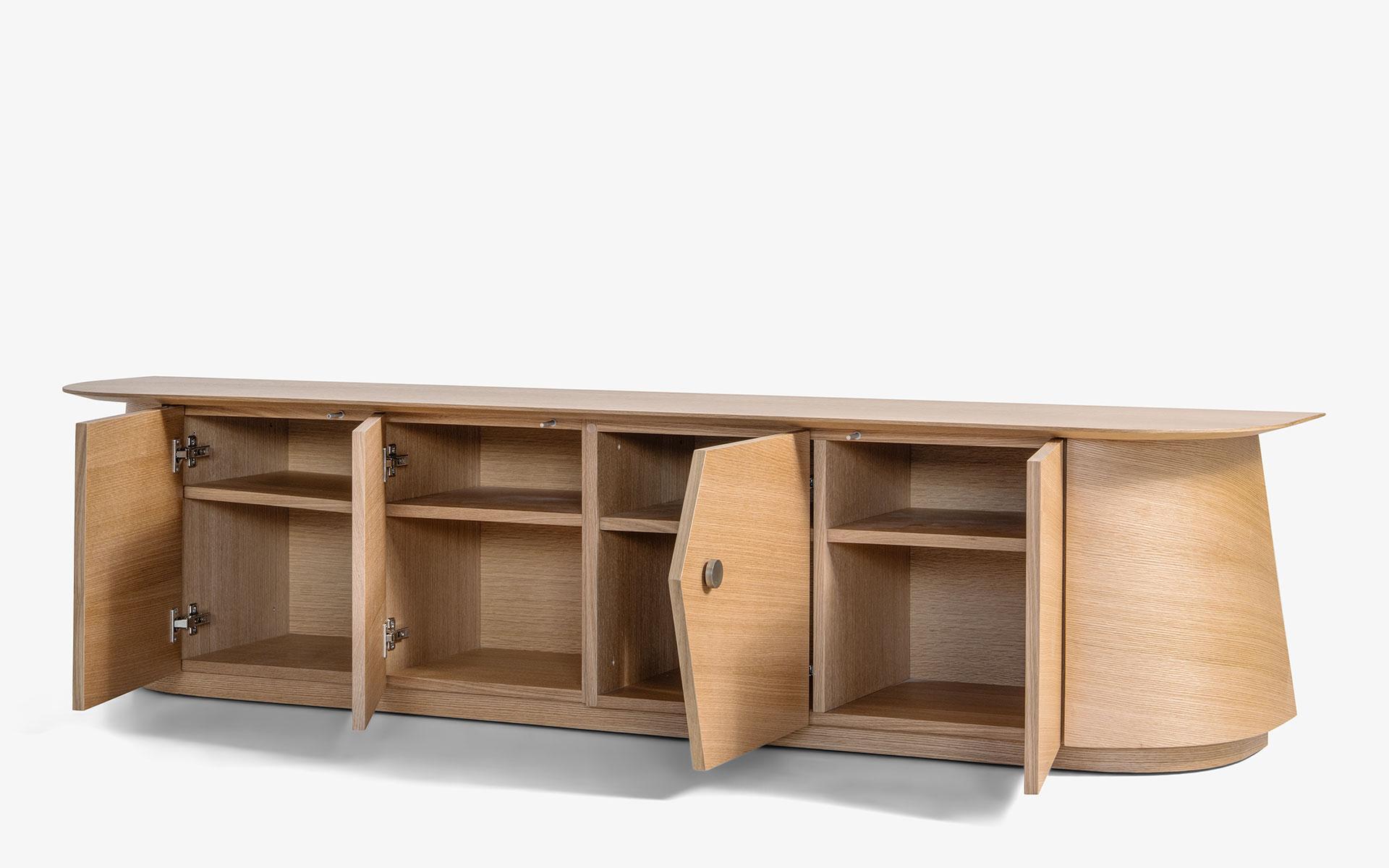 Mobile TV in impiallacciato Oak con accessori in ottone in vendita 4