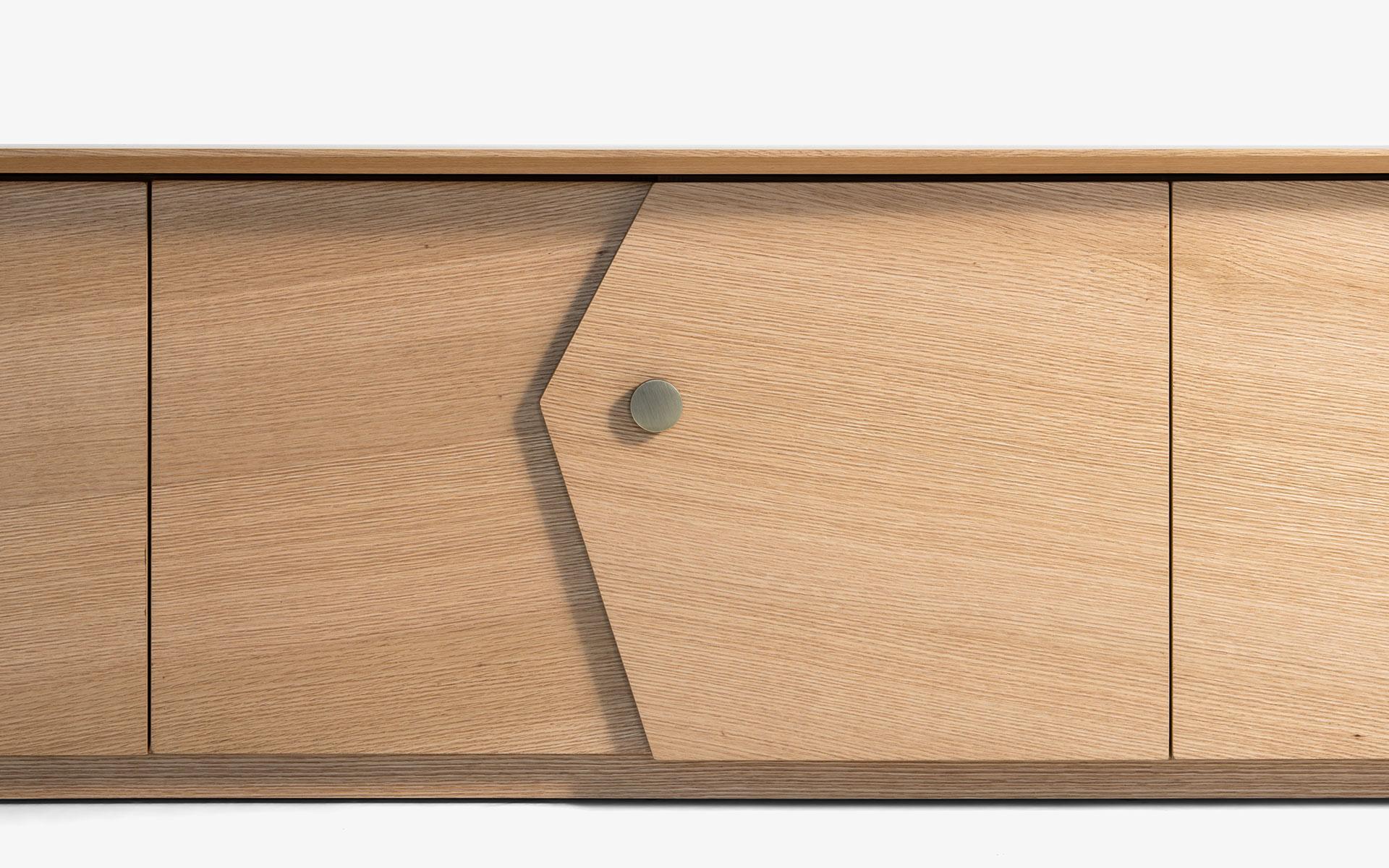 Mobile TV in impiallacciato Oak con accessori in ottone in vendita 5