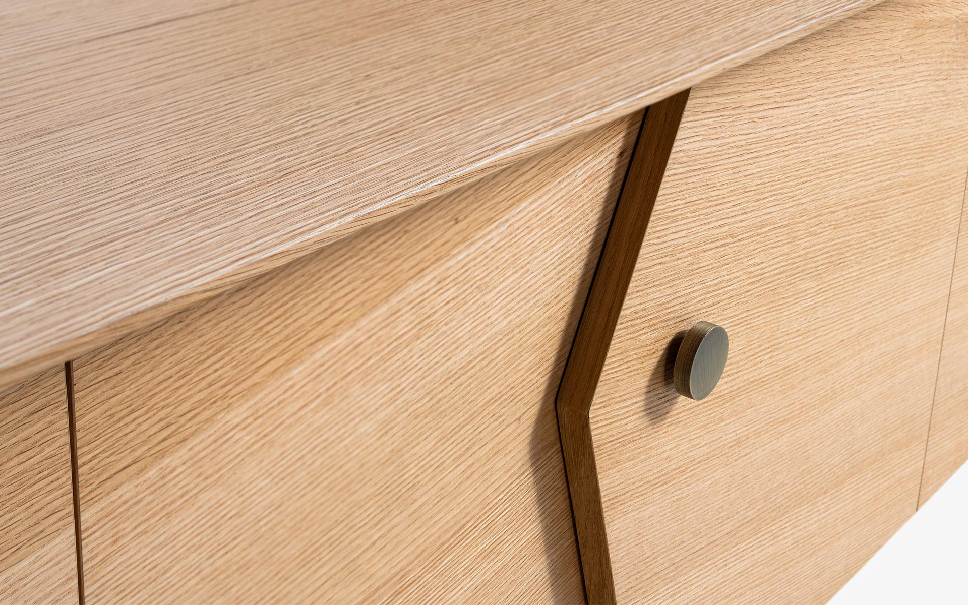 Mobile TV in impiallacciato Oak con accessori in ottone in vendita 6