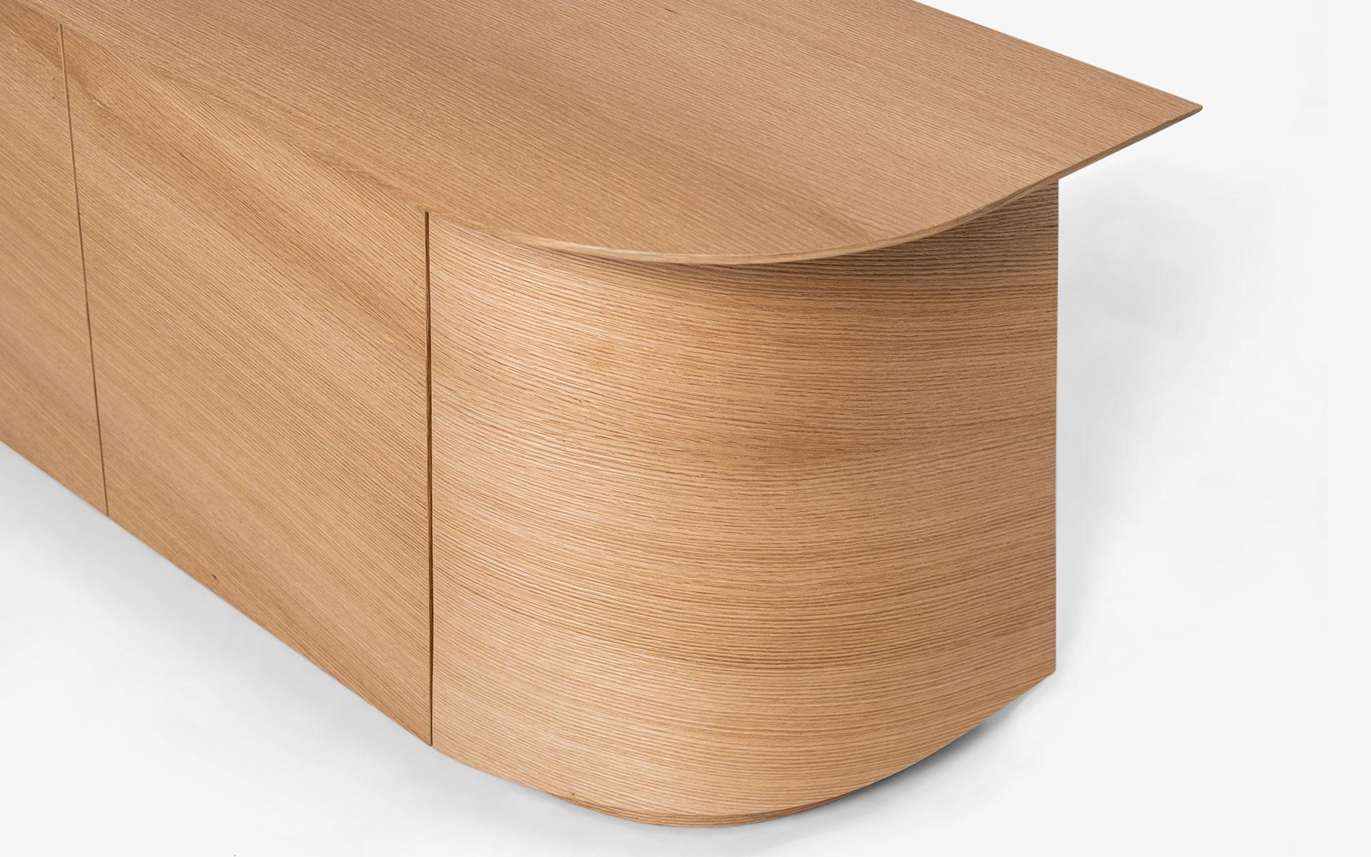 Mobile TV in impiallacciato Oak con accessori in ottone in vendita 7