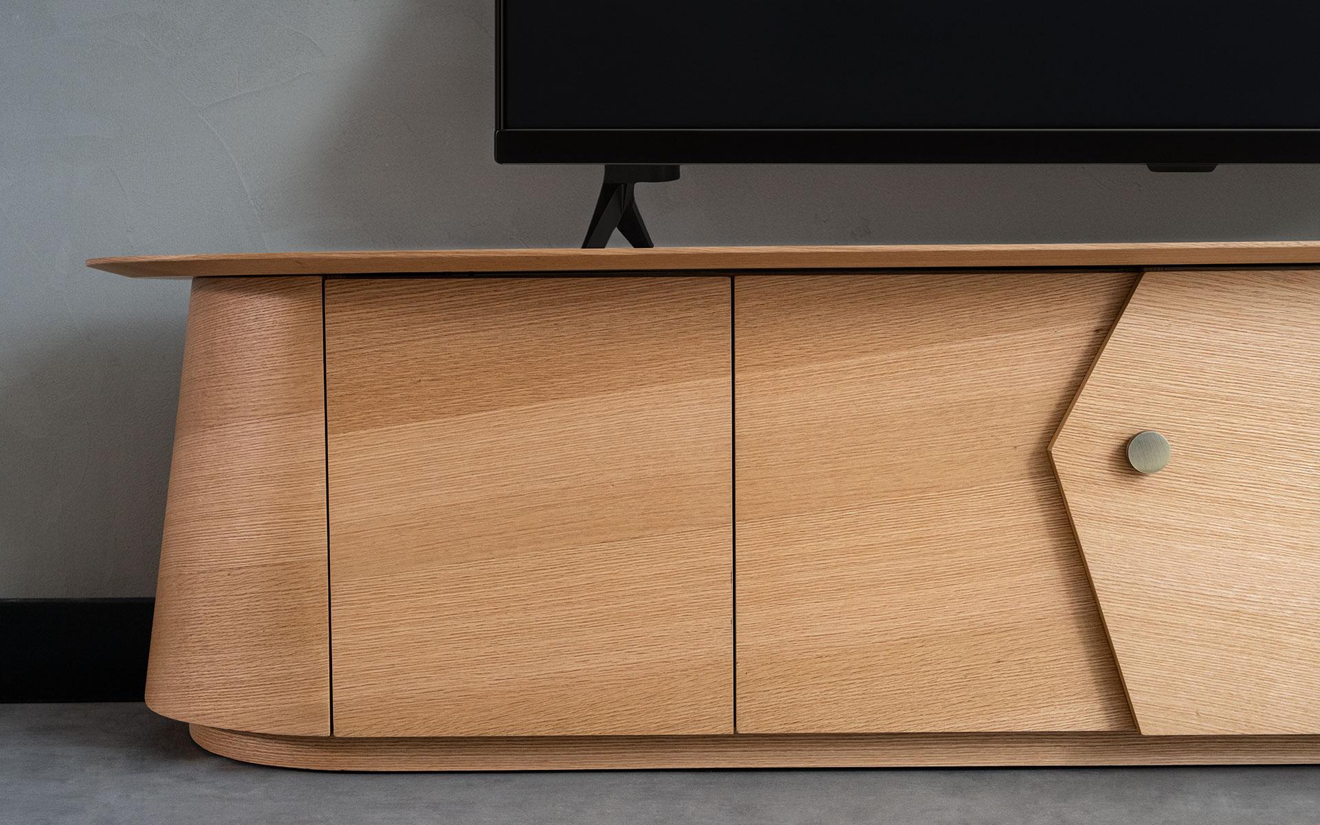 Fatto a mano Mobile TV in impiallacciato Oak con accessori in ottone in vendita