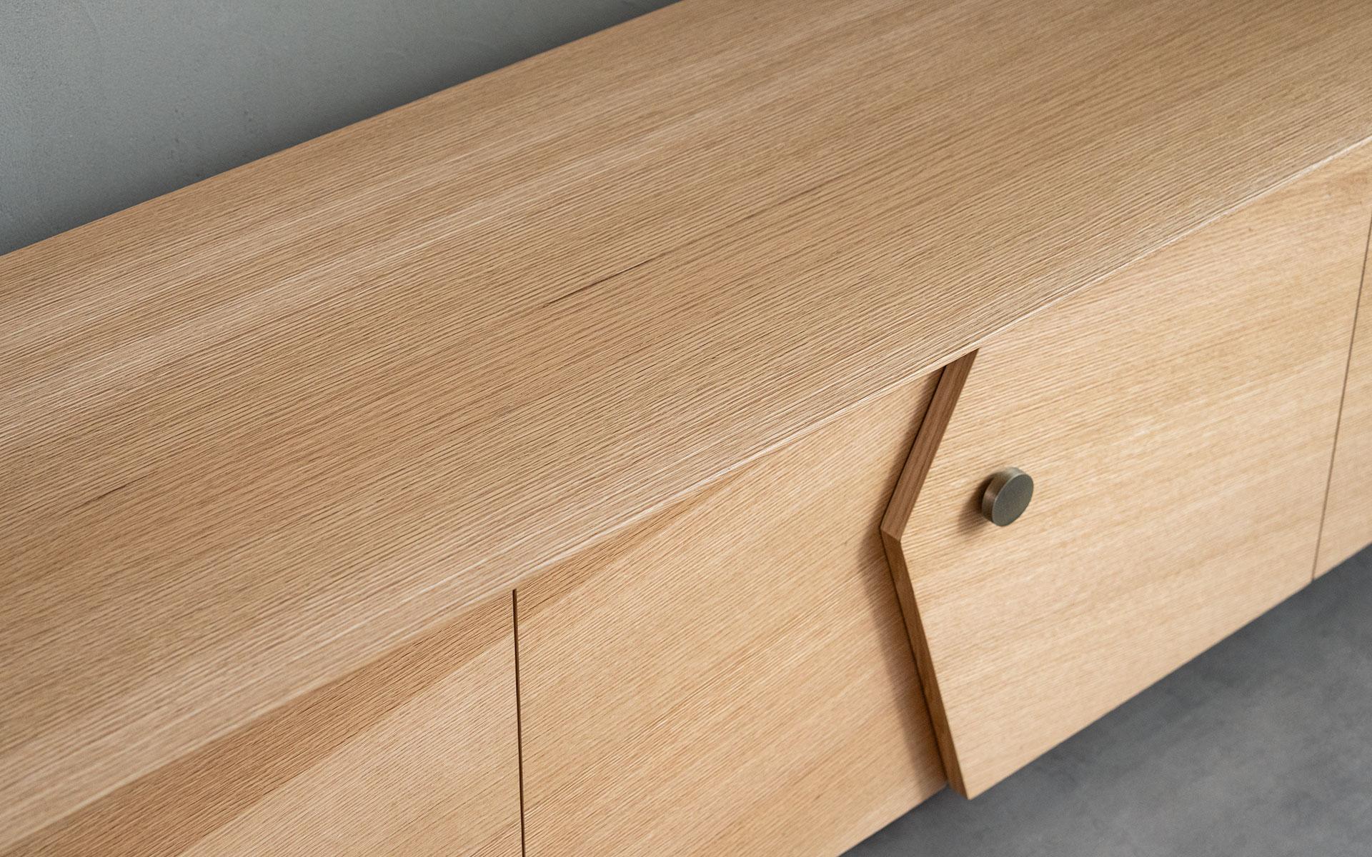 Mobile TV in impiallacciato Oak con accessori in ottone In condizioni Nuovo in vendita a İSTANBUL, TR