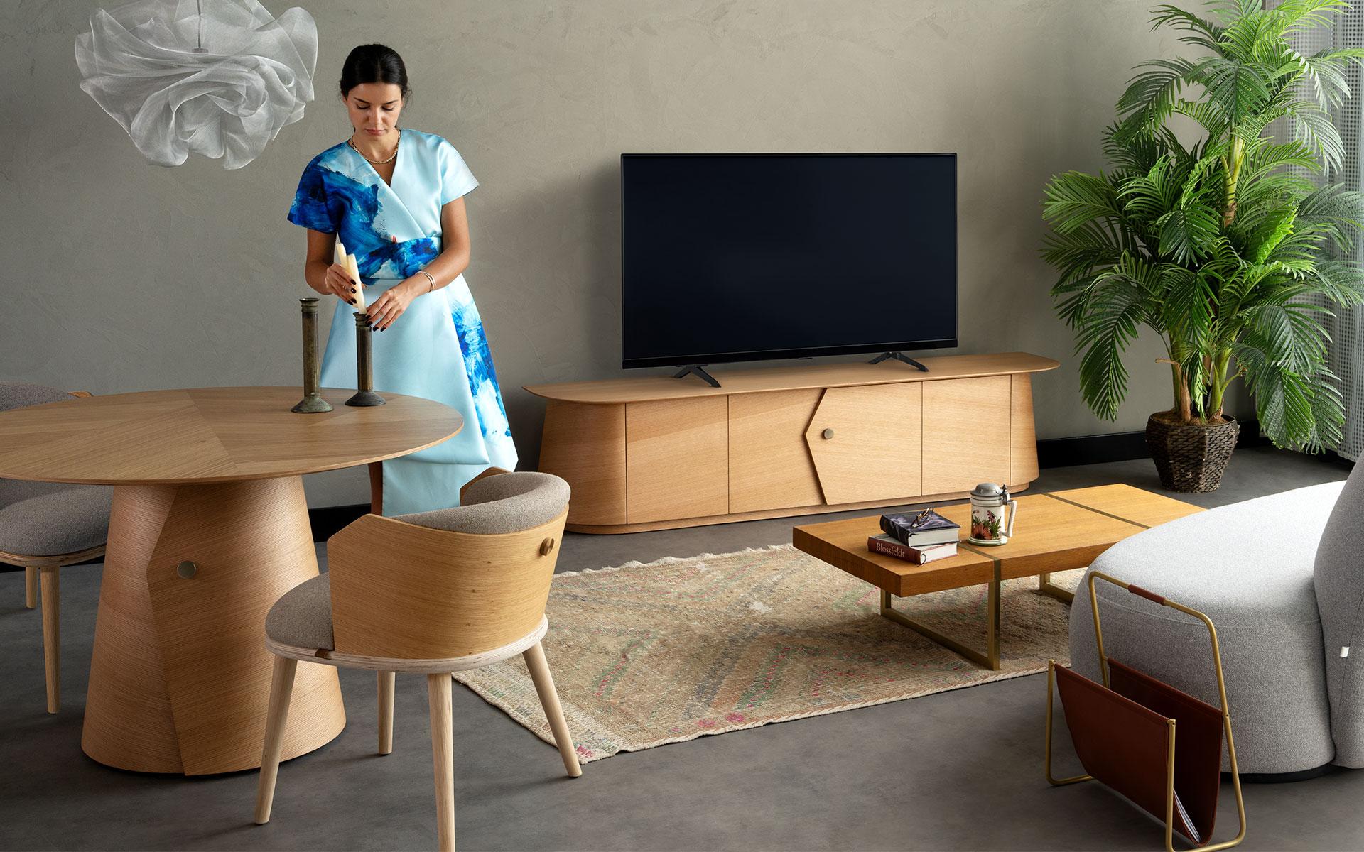 XXI secolo e contemporaneo Mobile TV in impiallacciato Oak con accessori in ottone in vendita