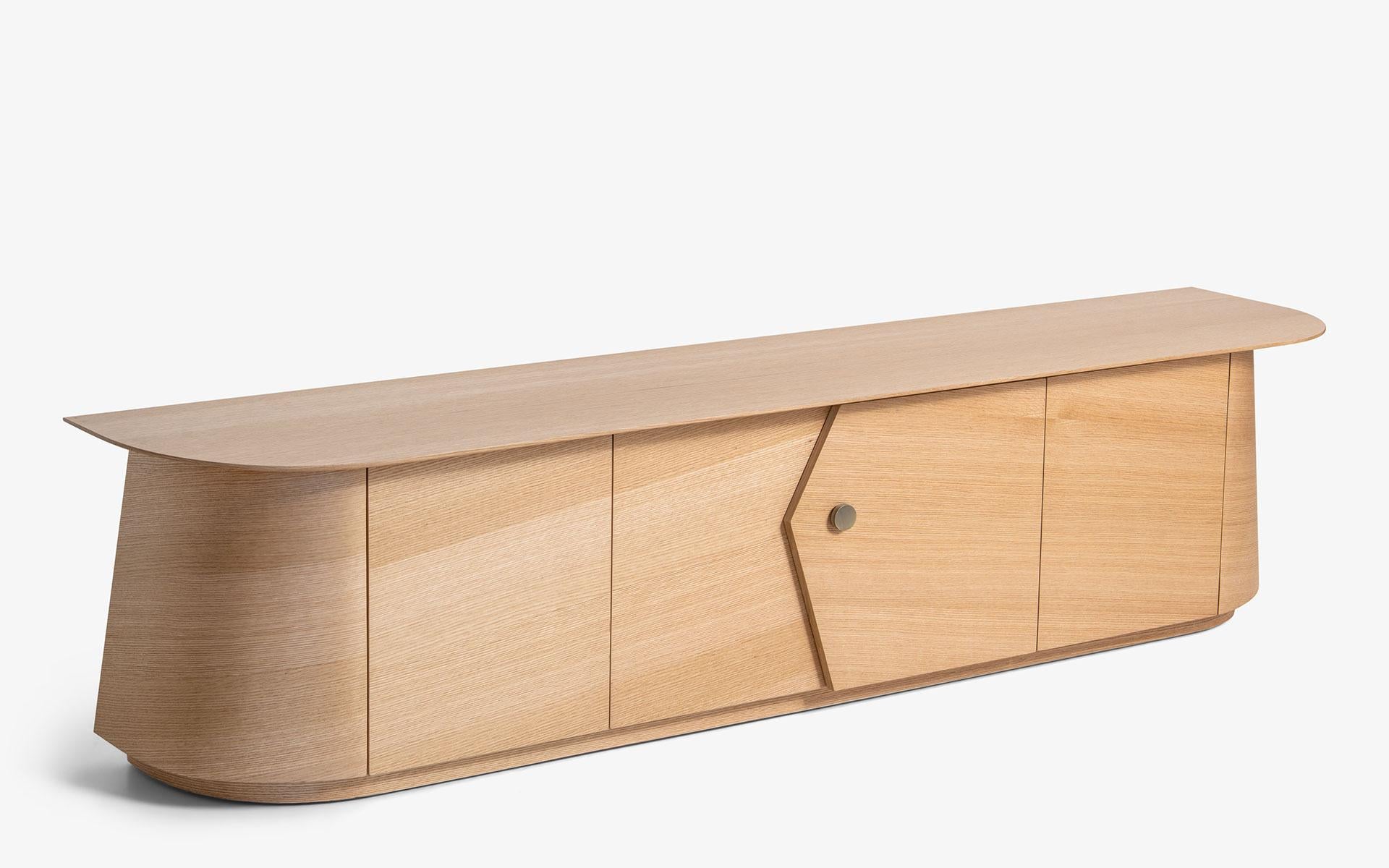 Mobile TV in impiallacciato Oak con accessori in ottone in vendita 1