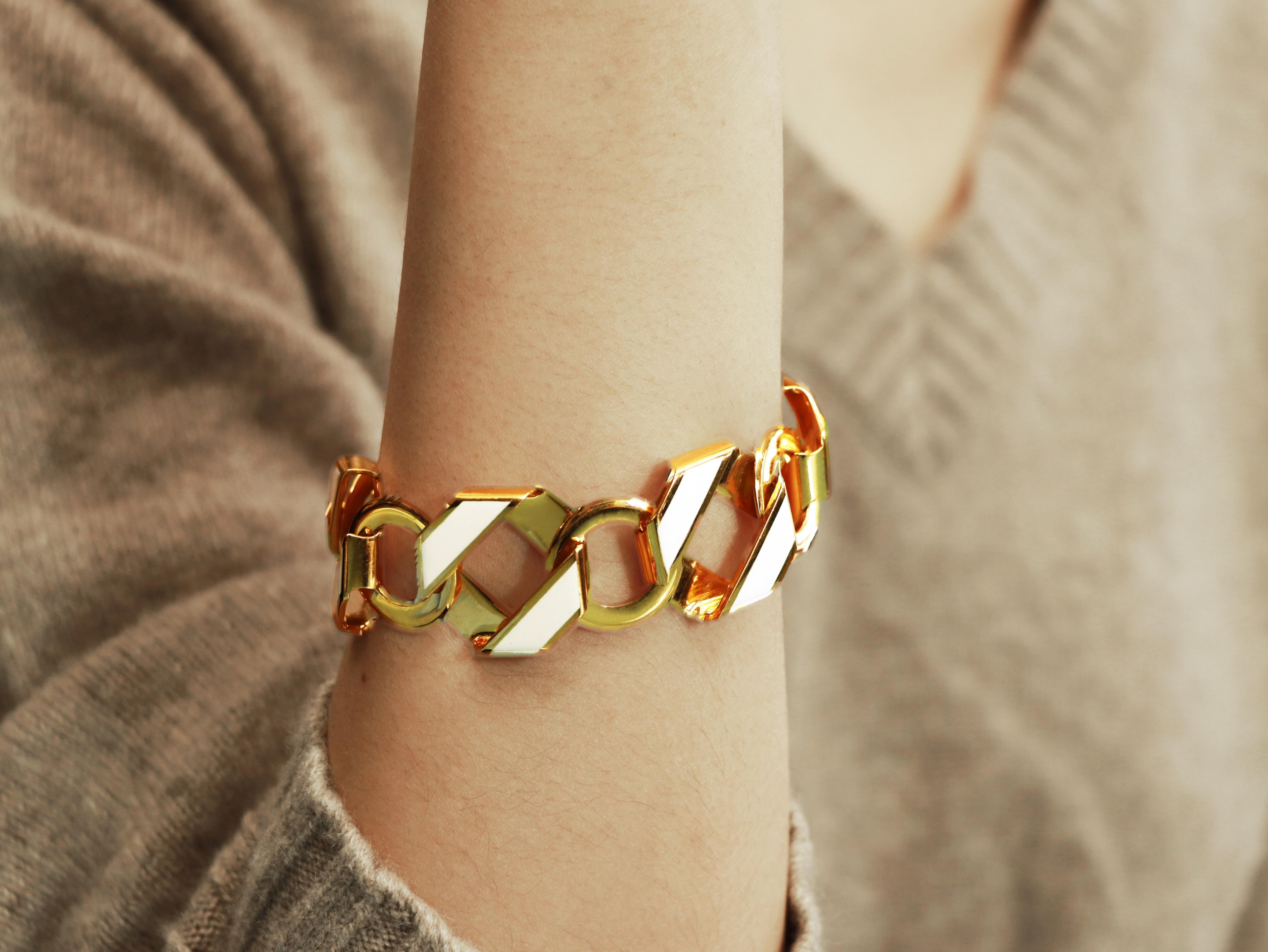 Women's or Men's Fold Over White Enamel 18K Yellow Gold Chain Link Bracelet For Sale