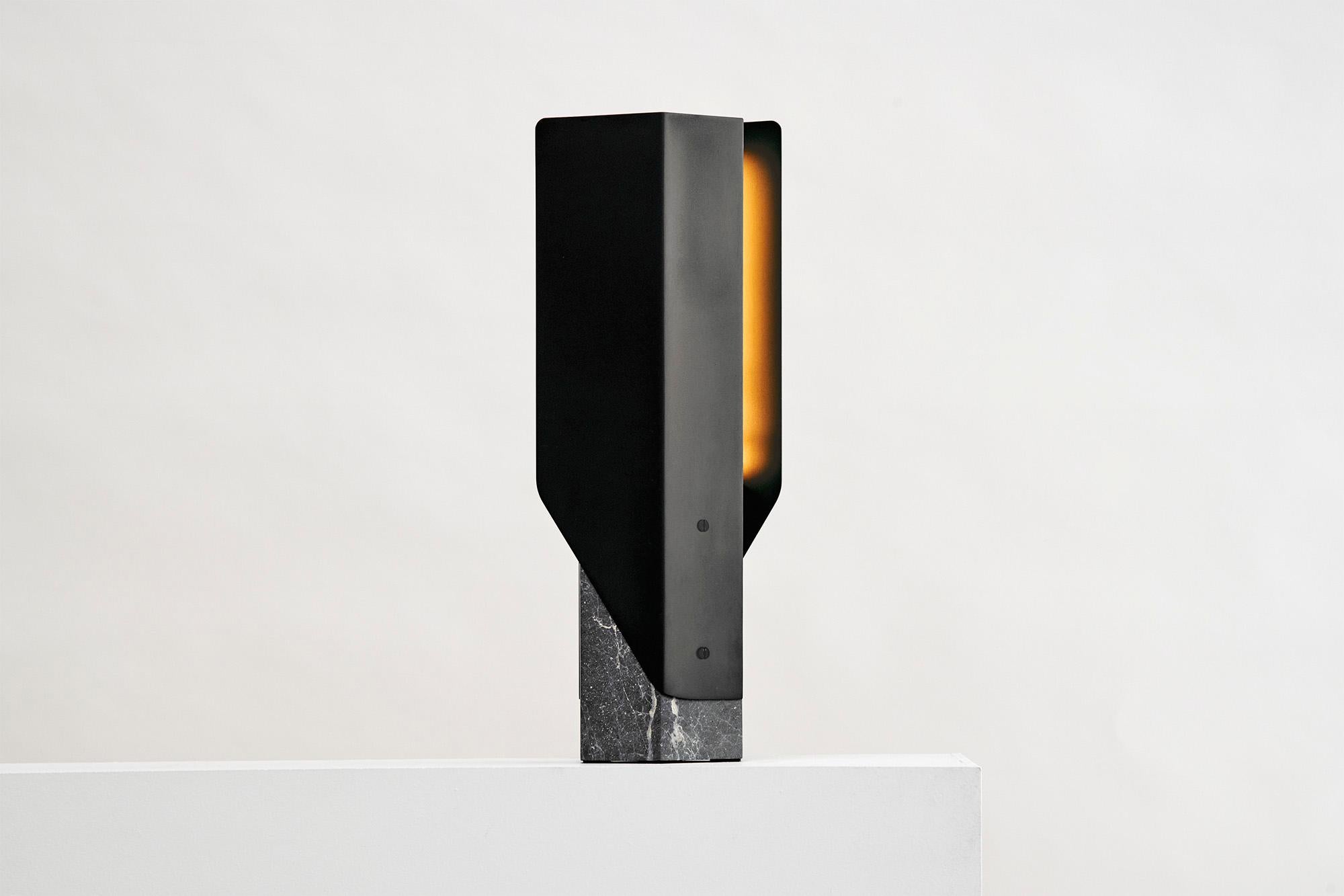 Lampe de bureau pliante, lampe de bureau sculpturale moderne à LED, laiton vieilli / Calacatta Viola en vente 4
