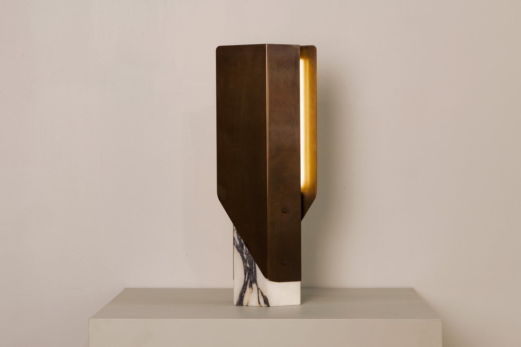 Patiné Lampe de bureau pliante, lampe de bureau sculpturale moderne à LED, laiton vieilli / Calacatta Viola en vente
