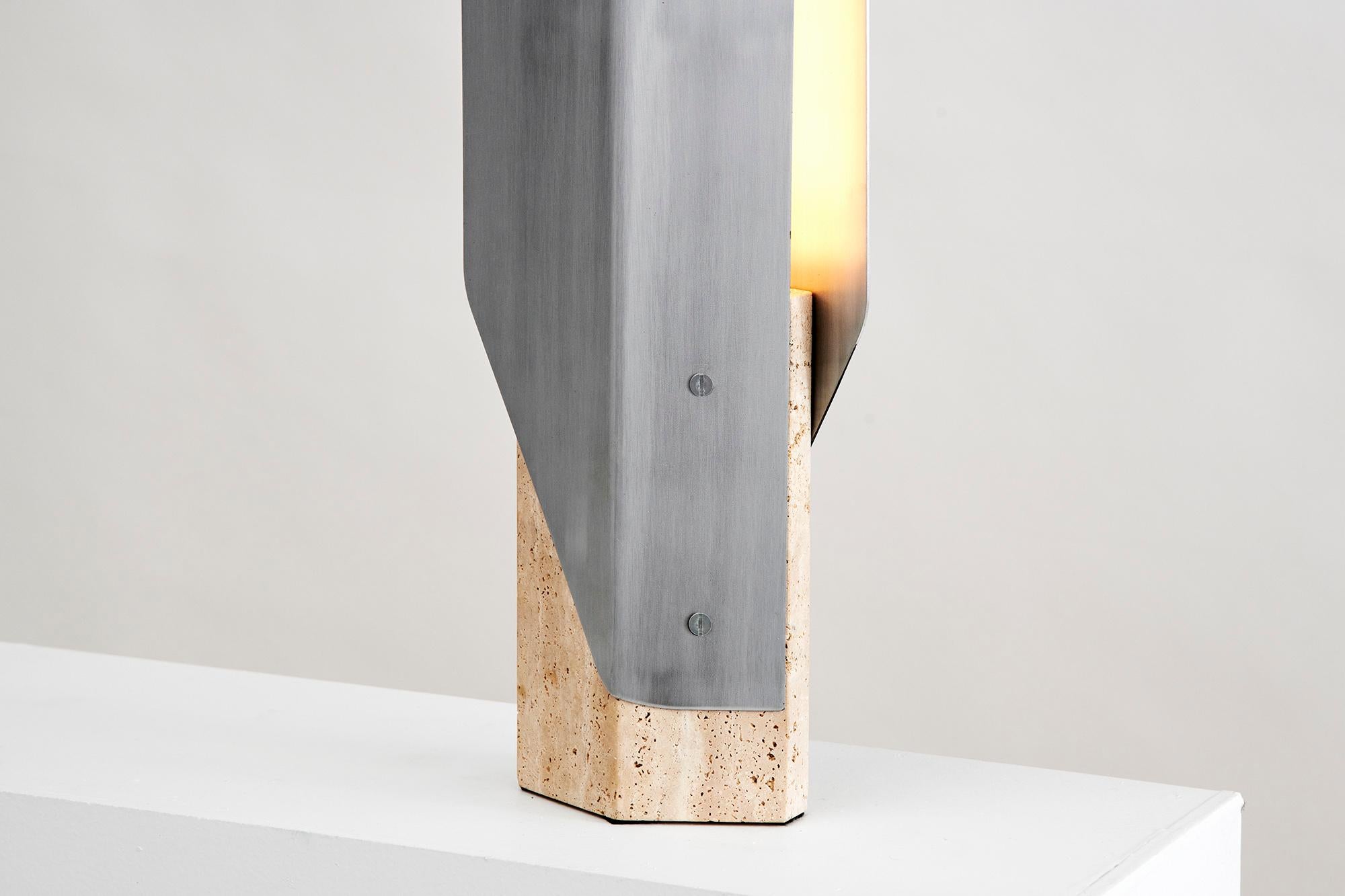 Fold-Tischlampe, moderne LED-Skulptur, gebürstetes Silber/ungefülltes Travertin (Moderne) im Angebot