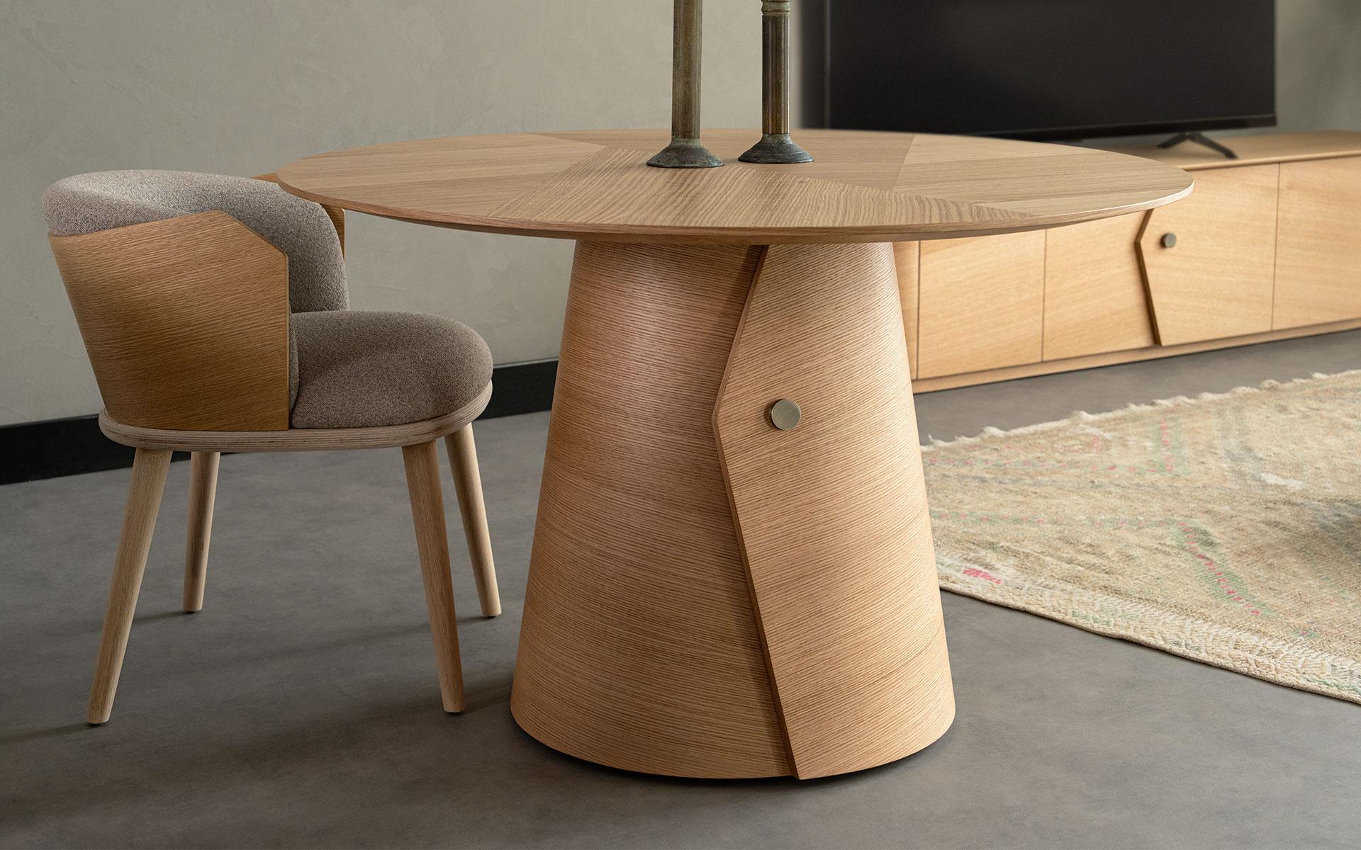 Fold-Tisch, Eichenholzfurnier, Accessoire aus massivem Messing im Angebot 3