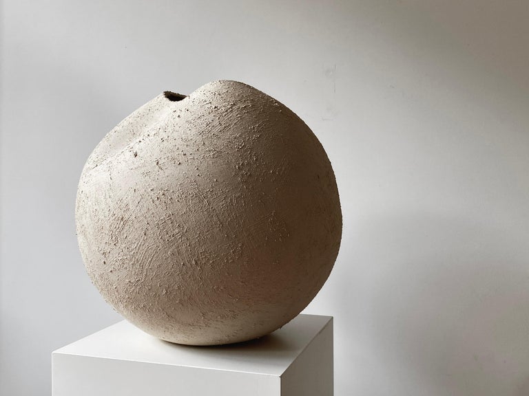 Fold vessel I by Laura Pasquino
One of a kind
Dimensions: Ø 38 x H 38 cm
Materials: stoneware ceramic
Finishing: grogged stoneware

Laura Pasquino
Incorporating references from ancient Korean ceramics as well as principles of Japanese