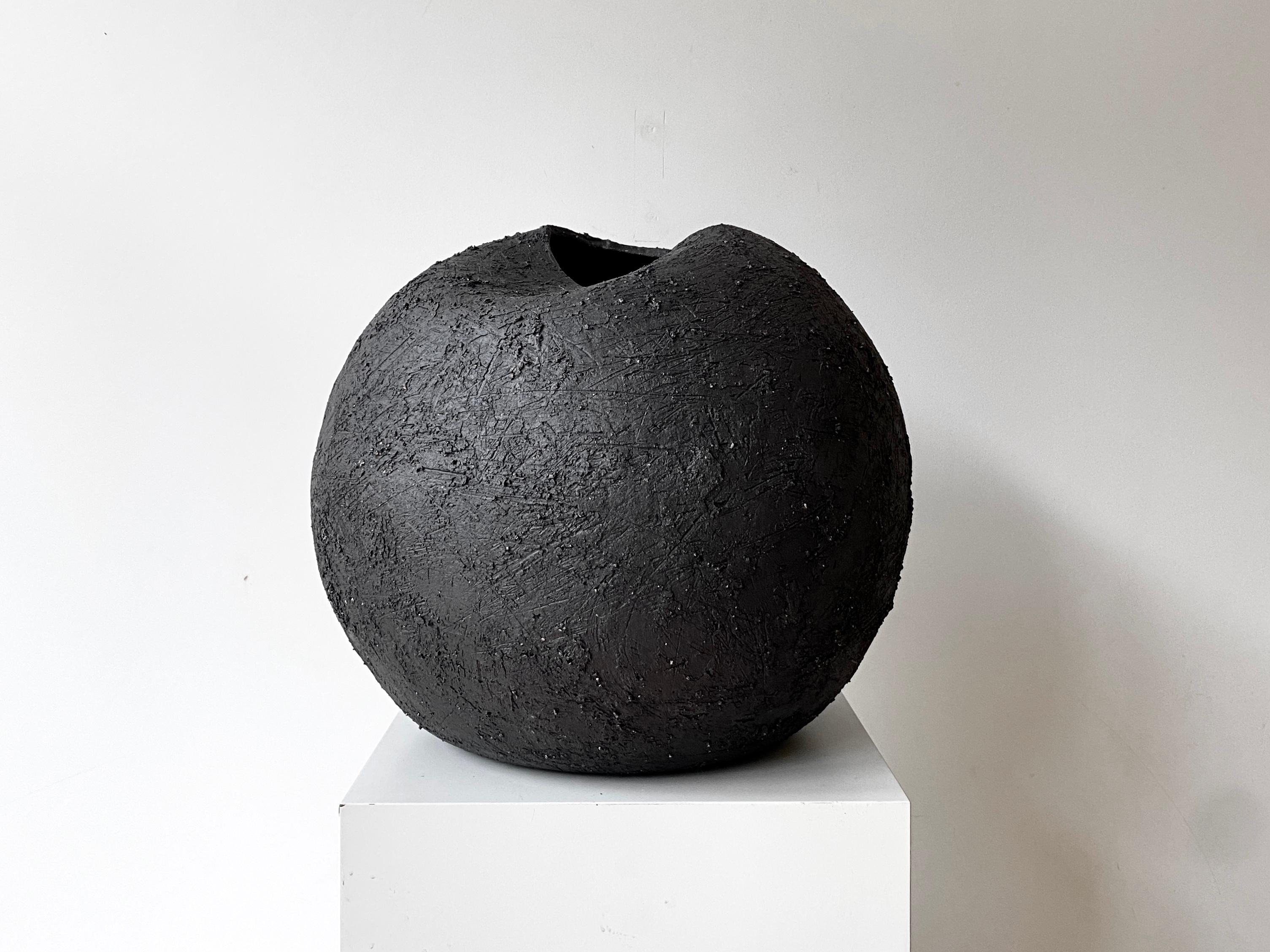 Fold vessel II by Laura Pasquino
One of a kind
Dimensions: Ø 38 x H 36 cm
Materials: stoneware ceramic
Finishing: grogged stoneware

Laura Pasquino
Incorporating references from ancient Korean ceramics as well as principles of Japanese