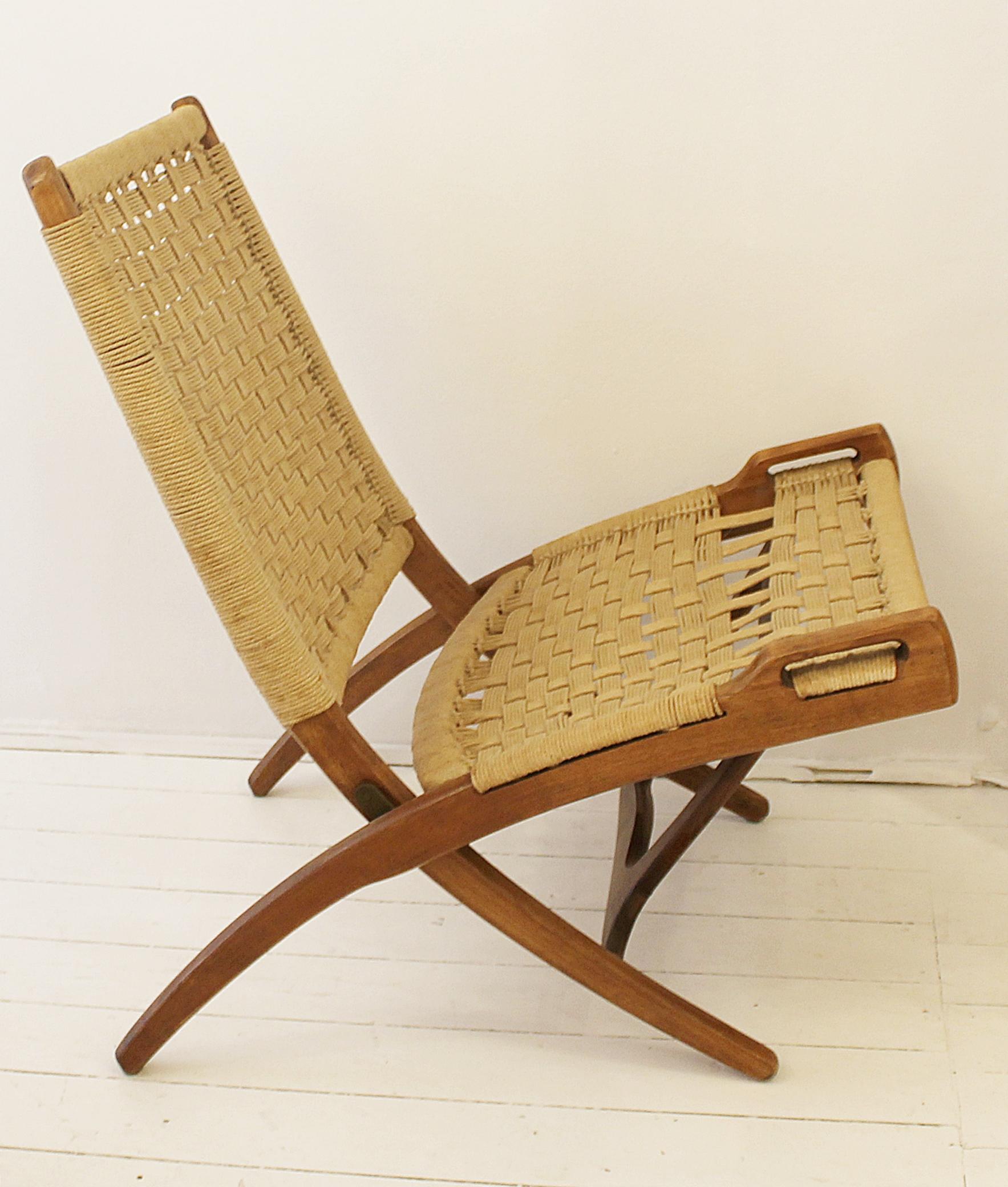 Pair of foldable armchair in wood and rope in style of Gio Ponti.