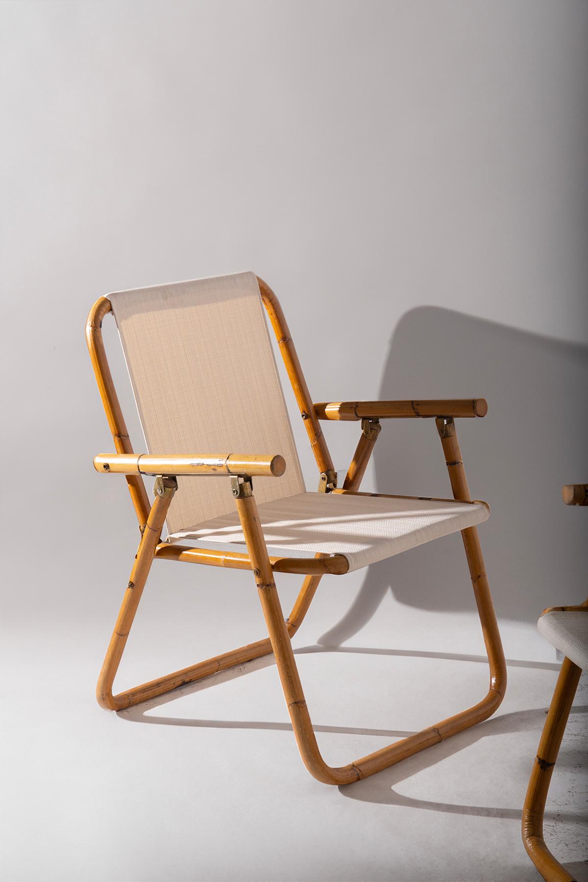 Experimente el encanto atemporal y la practicidad de estas sillas plegables de los años 50, recientemente actualizadas con yuta beige duradera para realzar cualquier espacio de vida contemporáneo o retro. Estas sillas no son sólo un guiño al estilo