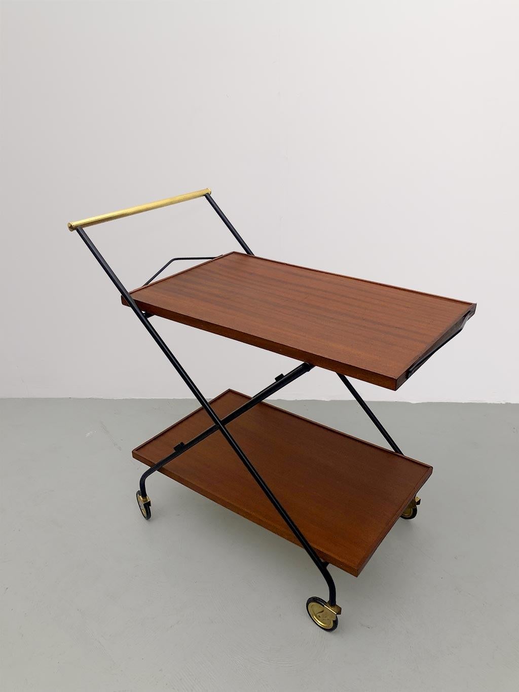 Foldable Italian mid-century serving bar cart, with self tray. In Good Condition For Sale In Milano, IT