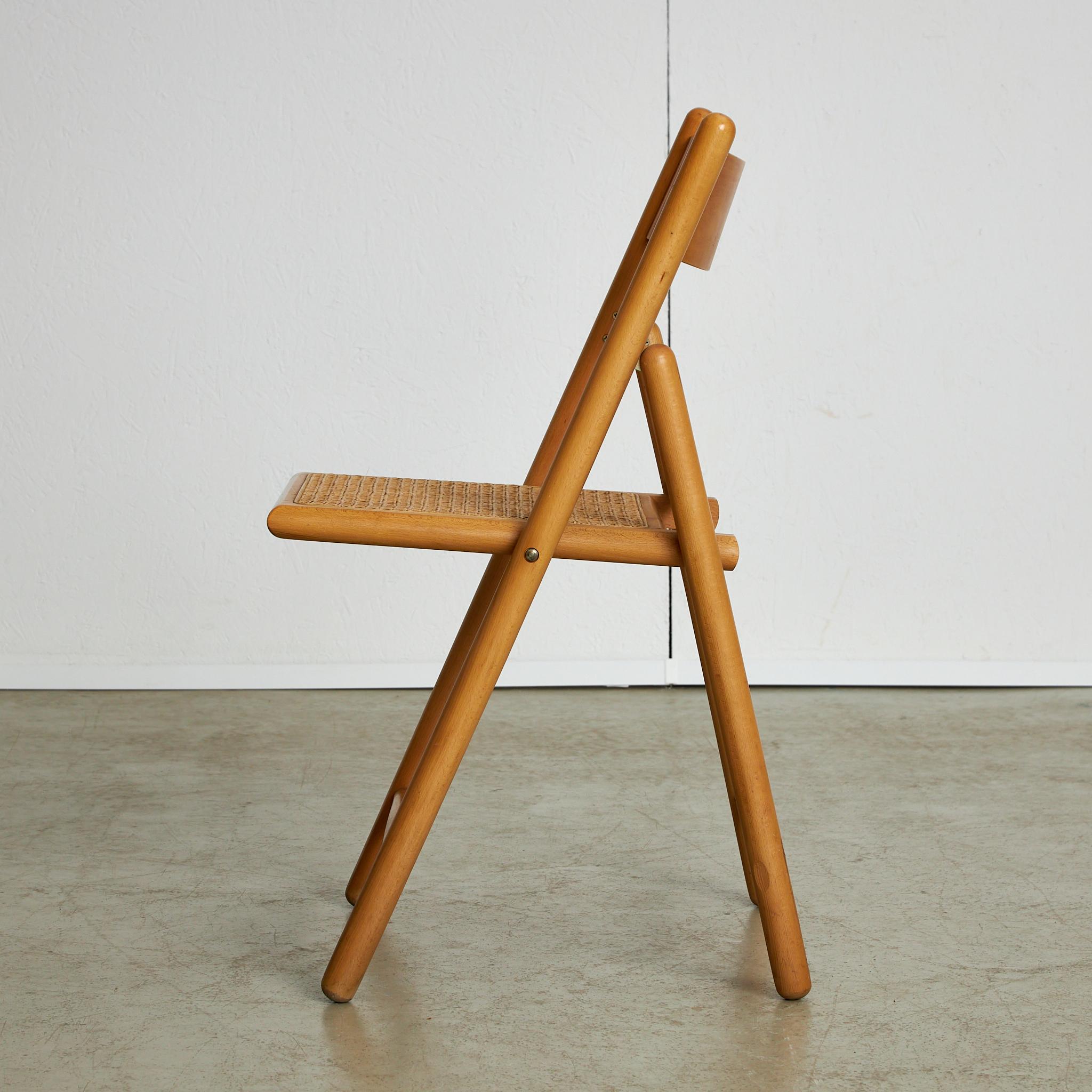 Step back into the 1970s with this Italian wicker and wooden chair. Made with quality materials and skilled work, this chair brings a unique look. The woven details add character, and the solid wood frame makes it strong and long-lasting. Plus, it