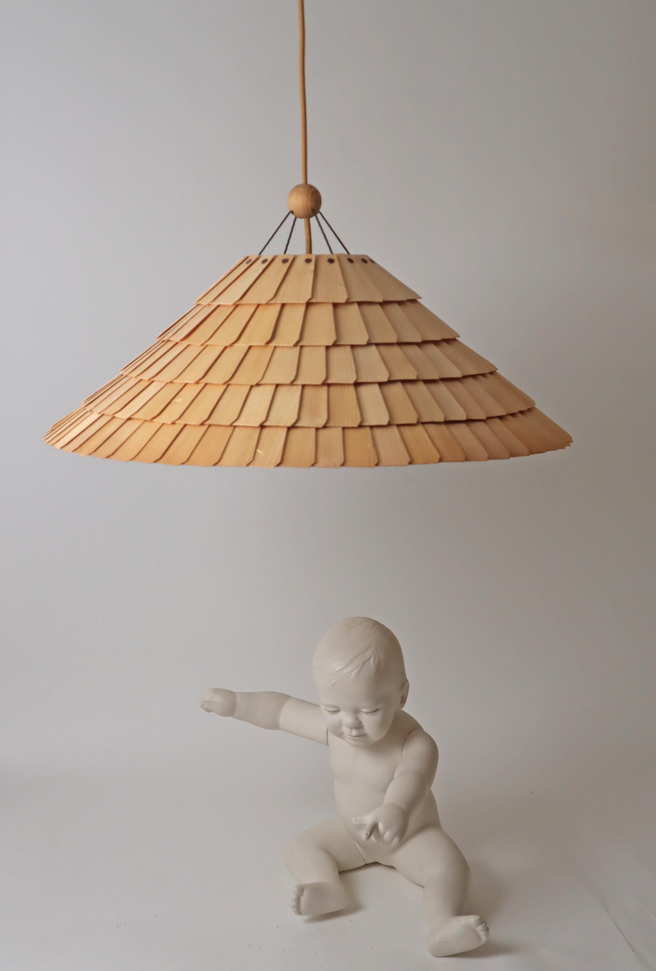 Außergewöhnliche Lampe des Architekten und Lampenmachers Wilhelm Vest aus Wien, Österreich. Wenn Sie eine Leuchte suchen, die eine absolute Rarität ist und sich von vergleichbaren Leuchten von Hans Agne Jacobsen und Ingo Maurer unterscheidet, eine