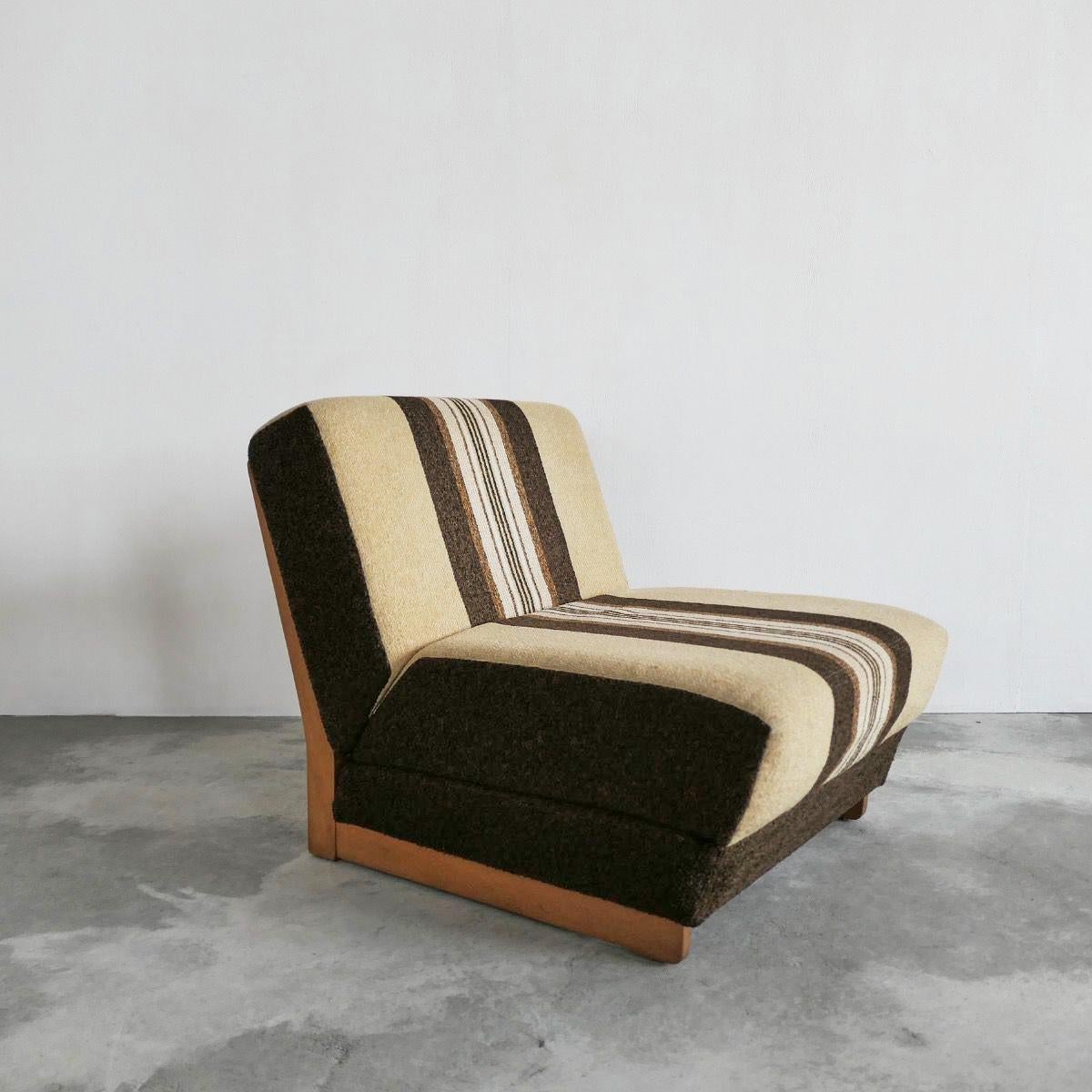 Foldable lounge chair / daybed in beech. Mid 20th century.

Unusual and fun lounge chair or chaise longue which can be folded out to a daybed / guest bed. In original striped mid-century fabric and with a very simple but elegant frame in beech.
