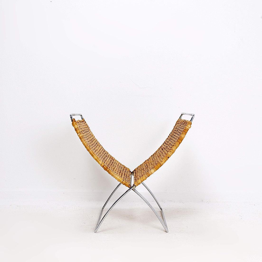 Portariviste pieghevole in cromo e foglie di banano - anni '70
Materiali naturali - Spirito Wabi Sabi - Decorazione
Misure: 43x39cm H. 43cm 
Materiali : Cromo - foglie di banano
