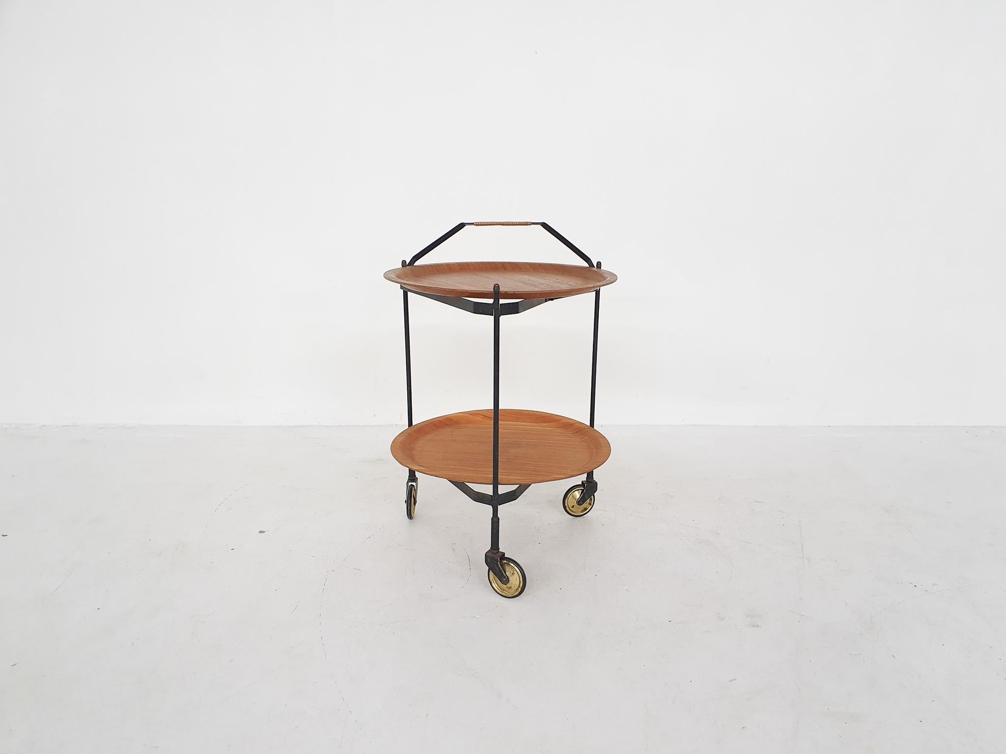 Serving tray or bar cart by Åry Fanérprodukter Nybro. Made in Sweden in the 1950s.
Similar to the trolley of Poul Cadovius, JIE Gantofta or Silva.
Metal frame can be folded. The teak trays have been refinshed.