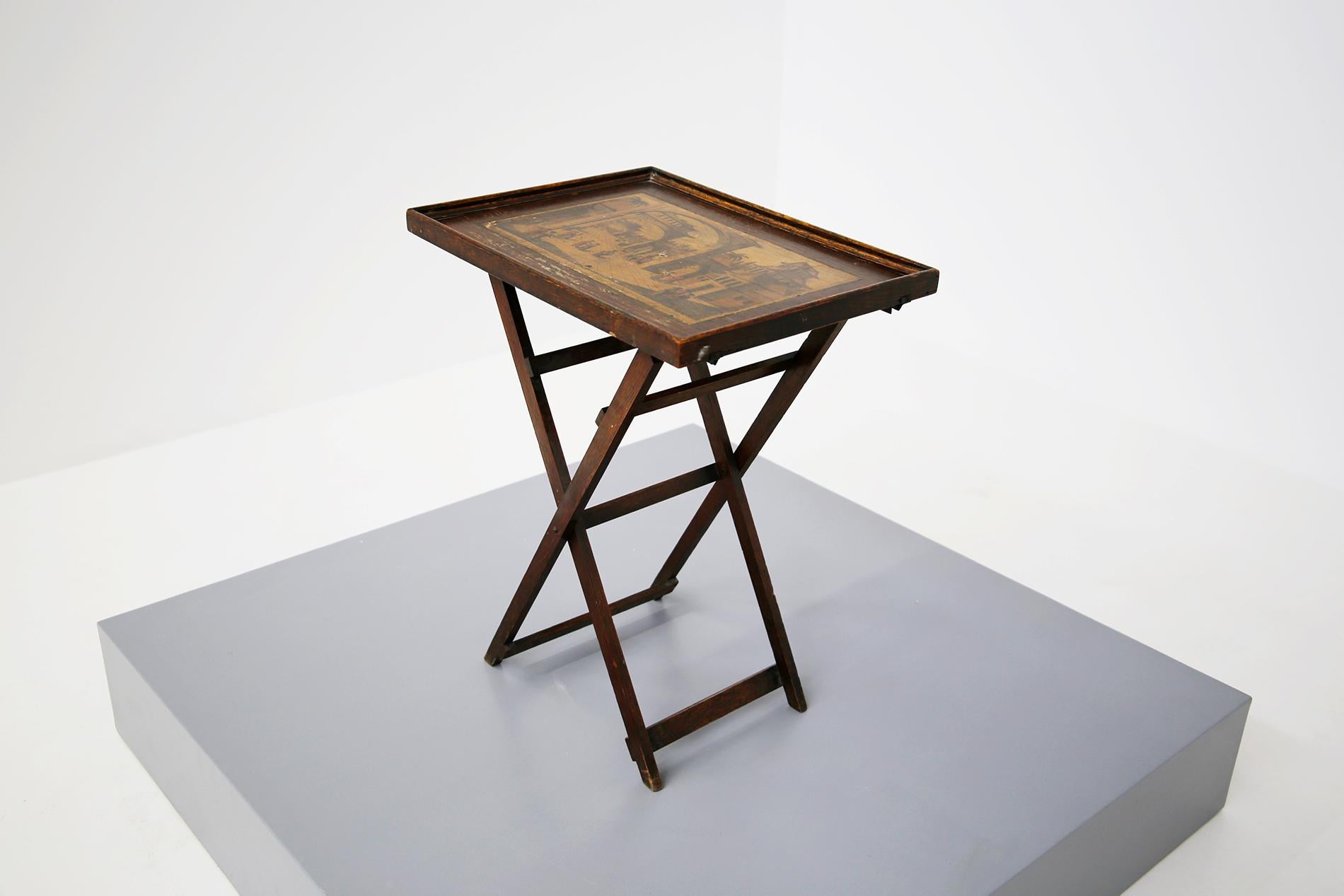 Foldable coffee table with refined Imperial Chinese collection des prospects, 19th century .The coffee table is made of walnut wood. The coffee table through a mechanism is
lockable. In his table there is a refined chalcography representing a scene