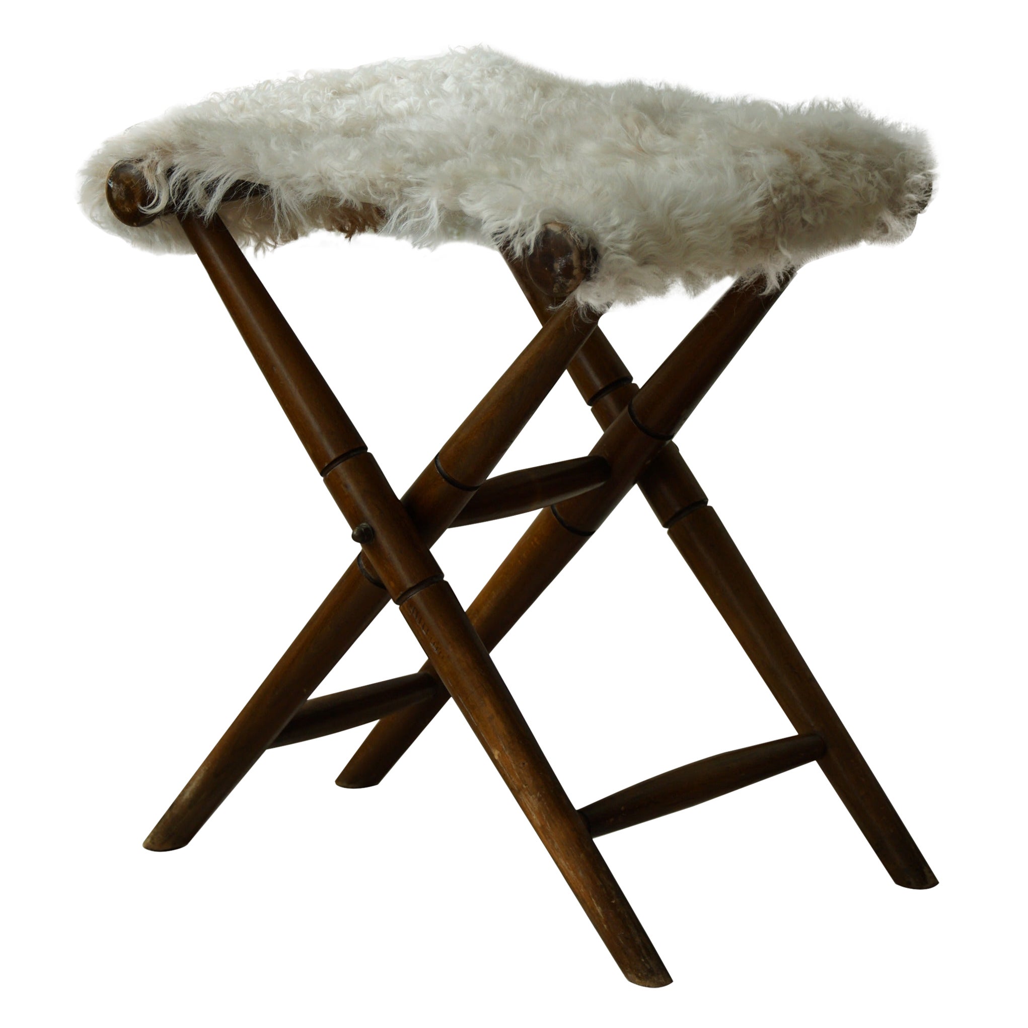 Tabouret pliable, rembourré en peau de mouton à poils longs, The Modernity, années 1950 en vente