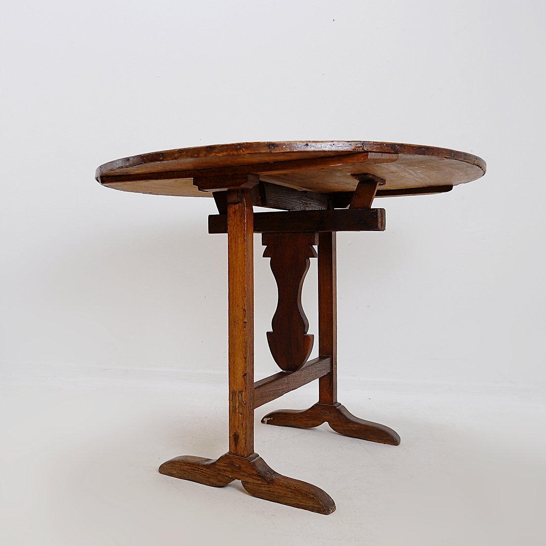 Table de vigneron pliable en chêne massif - Ø 90cm
Fin du 19e siècle - Antique - Brutaliste
Mesures : Ø 90cm H : 70cm 
Usure conforme à l'âge et à l'utilisation.
 