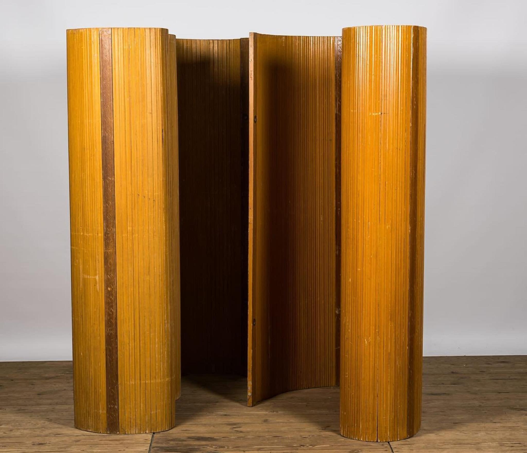 Foldable wooden room divider In Good Condition For Sale In Diest, BE
