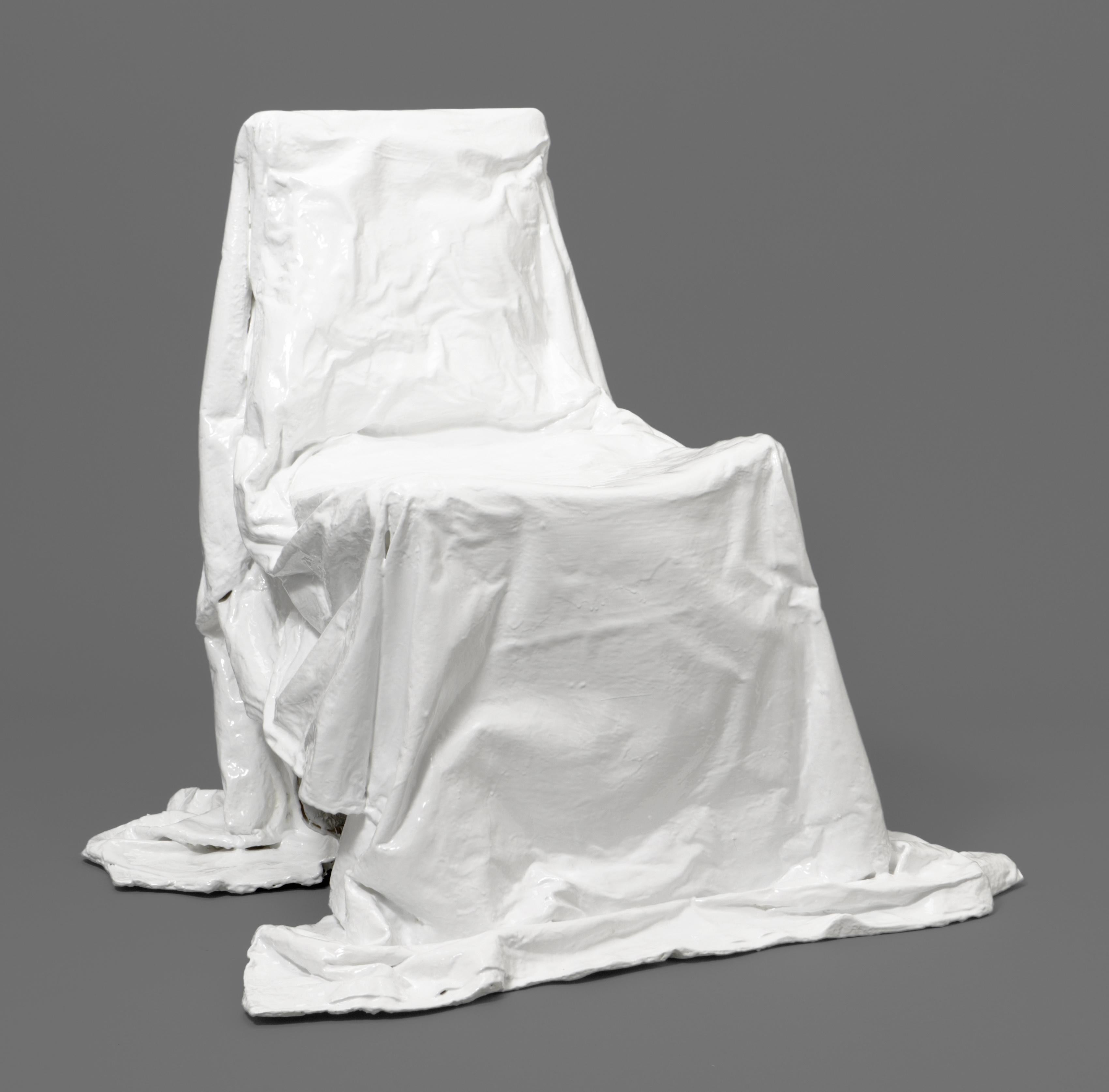 Sedia Foldes di Philipp Aduatz
Edizione limitata di 5 esemplari
Dimensioni: D. 80 x L. 90 x H. 80 cm
Materiali: Lino, resina poliestere, schiuma PU, lacca.
Ogni pezzo è unico.

La Folded Chair e il Folded Stool di Philipp Aduatz contengono e