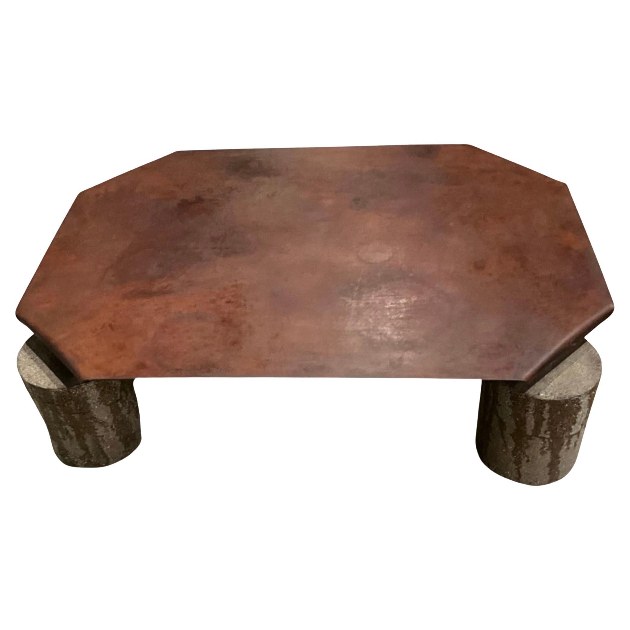 Gefalteter Metall-Ecktisch auf Betonbeinen, Industriestil

Großer rechteckiger Tisch für drinnen und draußen

Rustikale natürliche Patina Metall

     Höhe: 18