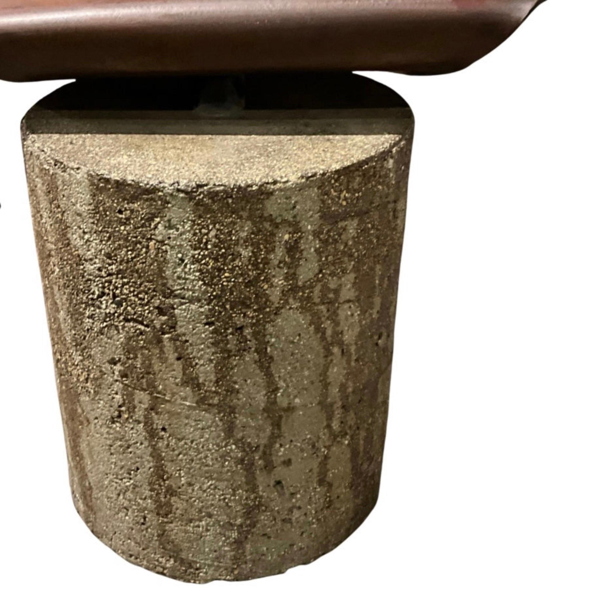 Table d'angle pliée en métal avec pieds en béton en vente 1