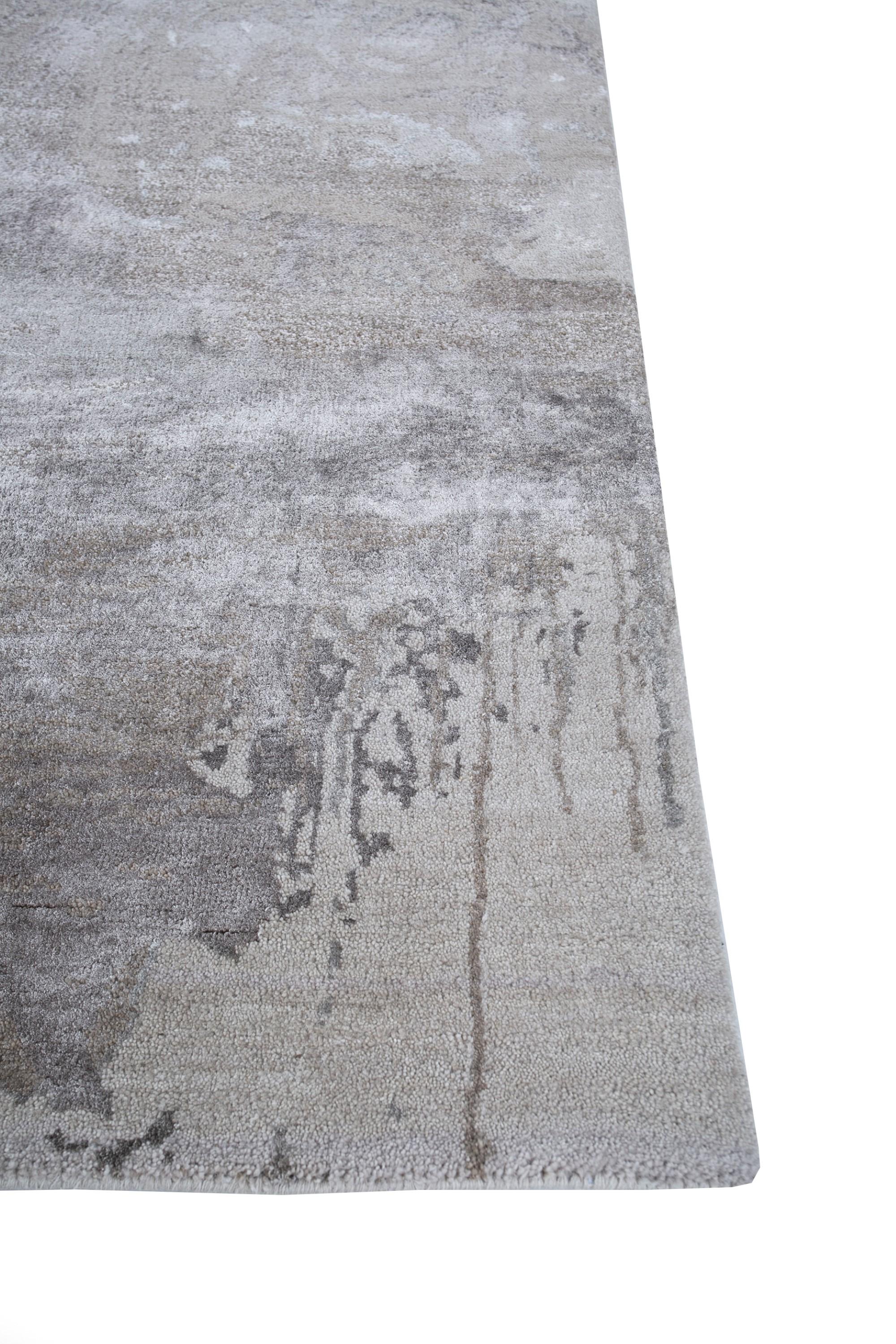 Modern Folded Dreamscape White & Black Berry 180x270 cm Handknotted Rug For Sale