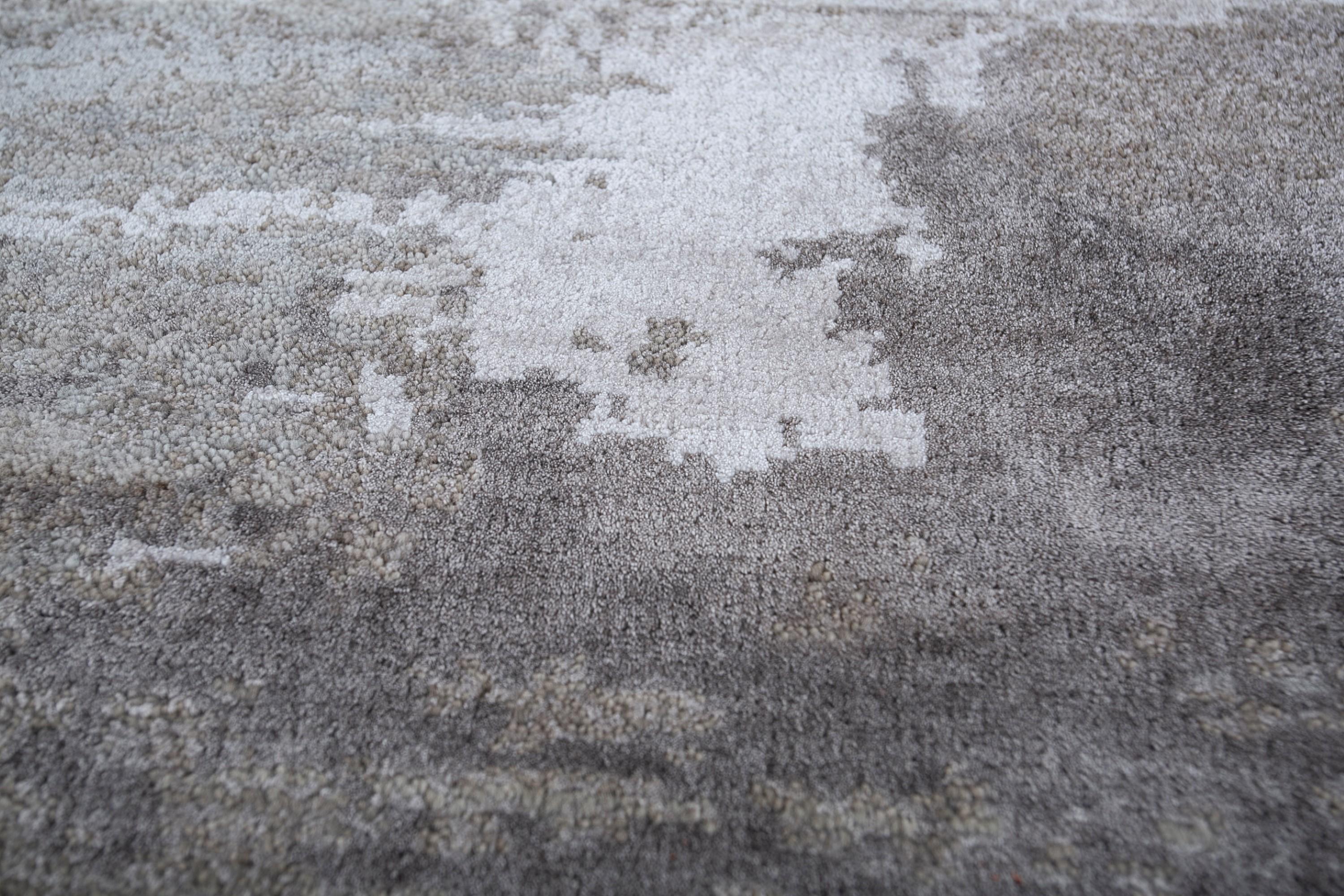 Indian Folded Dreamscape White & Black Berry 180x270 cm Handknotted Rug For Sale