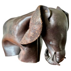 Sculpture d'éléphant en origami en cuir Foldes d'Angleterre circa 1960