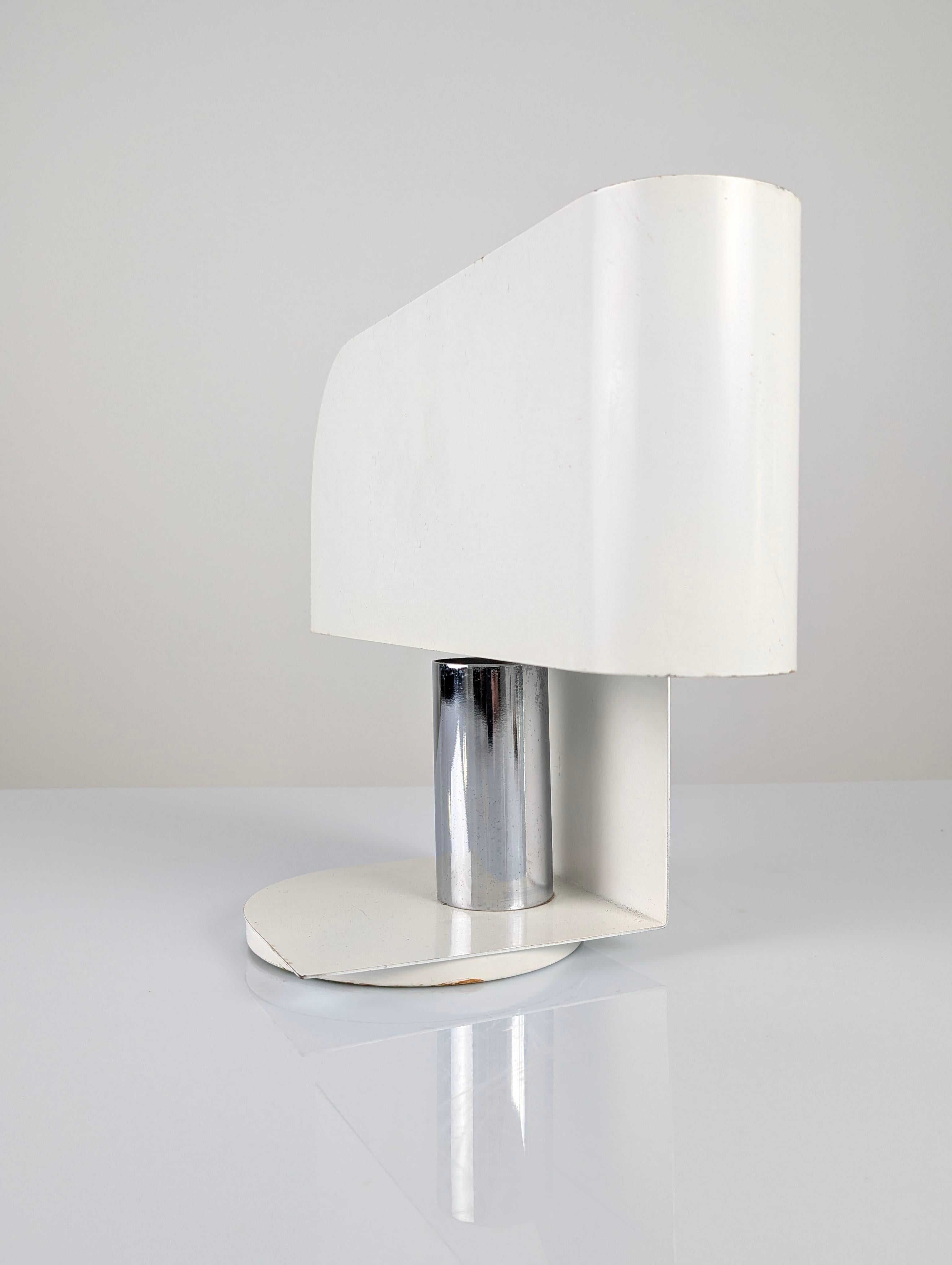 italien Lampe de table en métal Foldes, Italie, années 1970 en vente