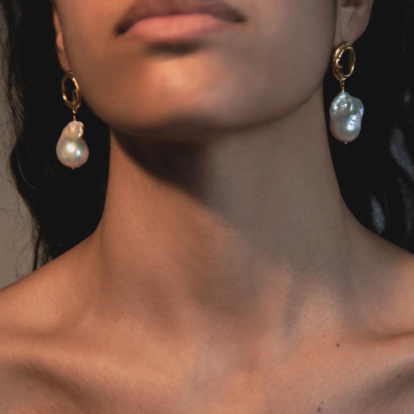 Die Folded Ribbon Earrings sind eine Hommage an die alte Tradition, Bänder und Tücher an Bäume in Anatolien zu binden. Dieser Brauch, der als 